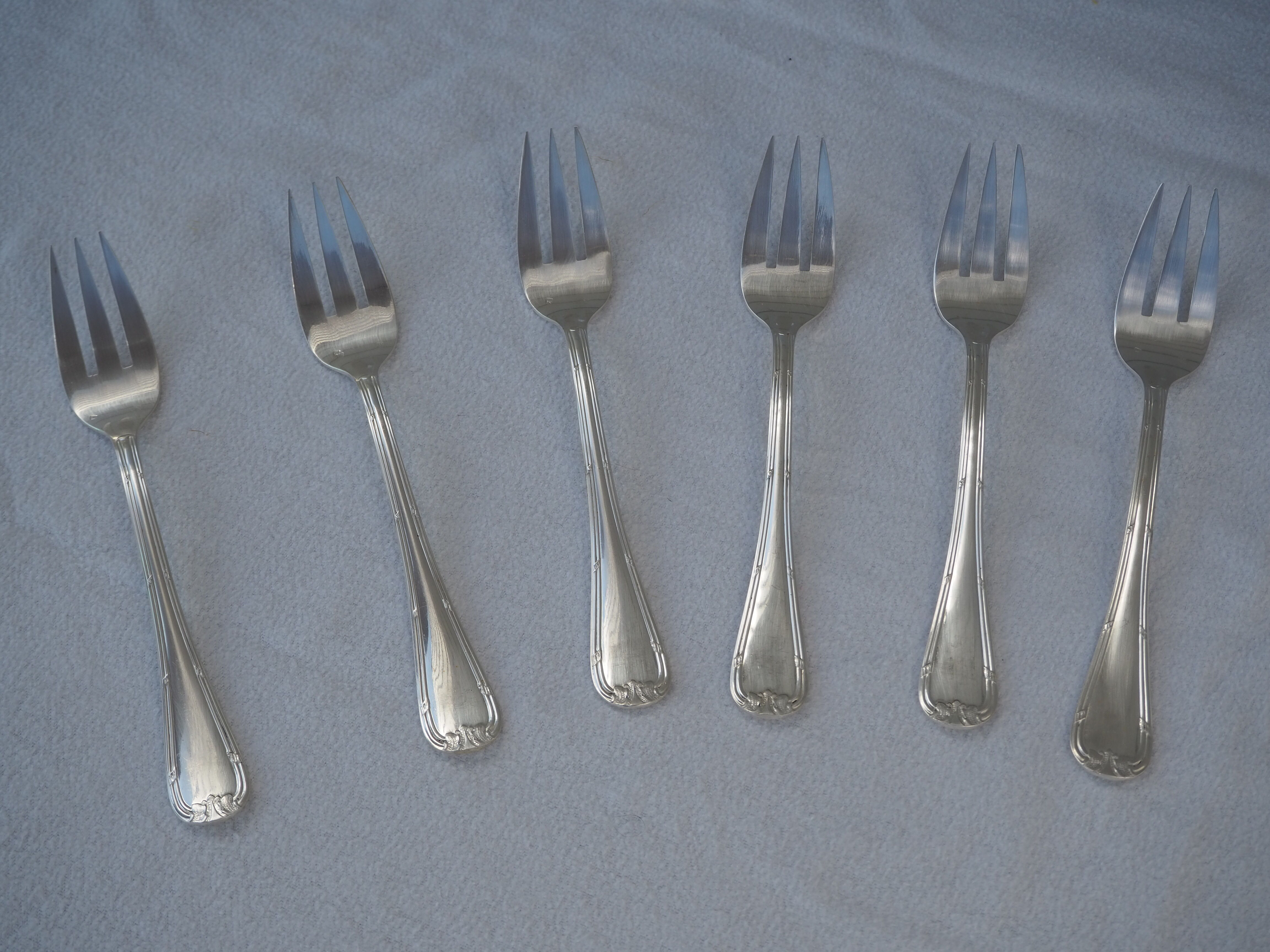 Fish service and its 6 silver-plated cutlery, crossed ribbon model