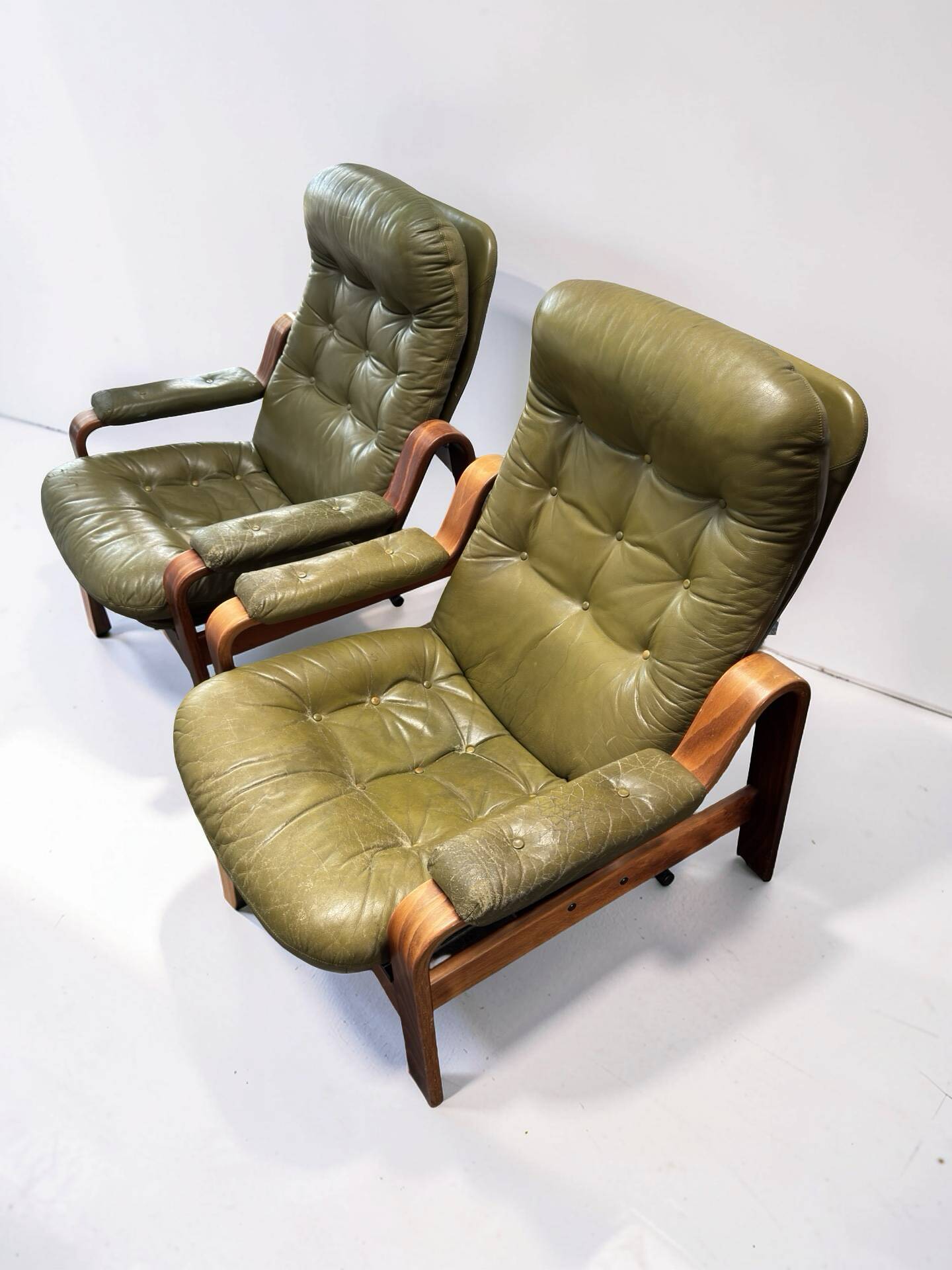 Ensemble de 2 fauteuils de salon vert olive – Göte Möbler, Suède, années 1970