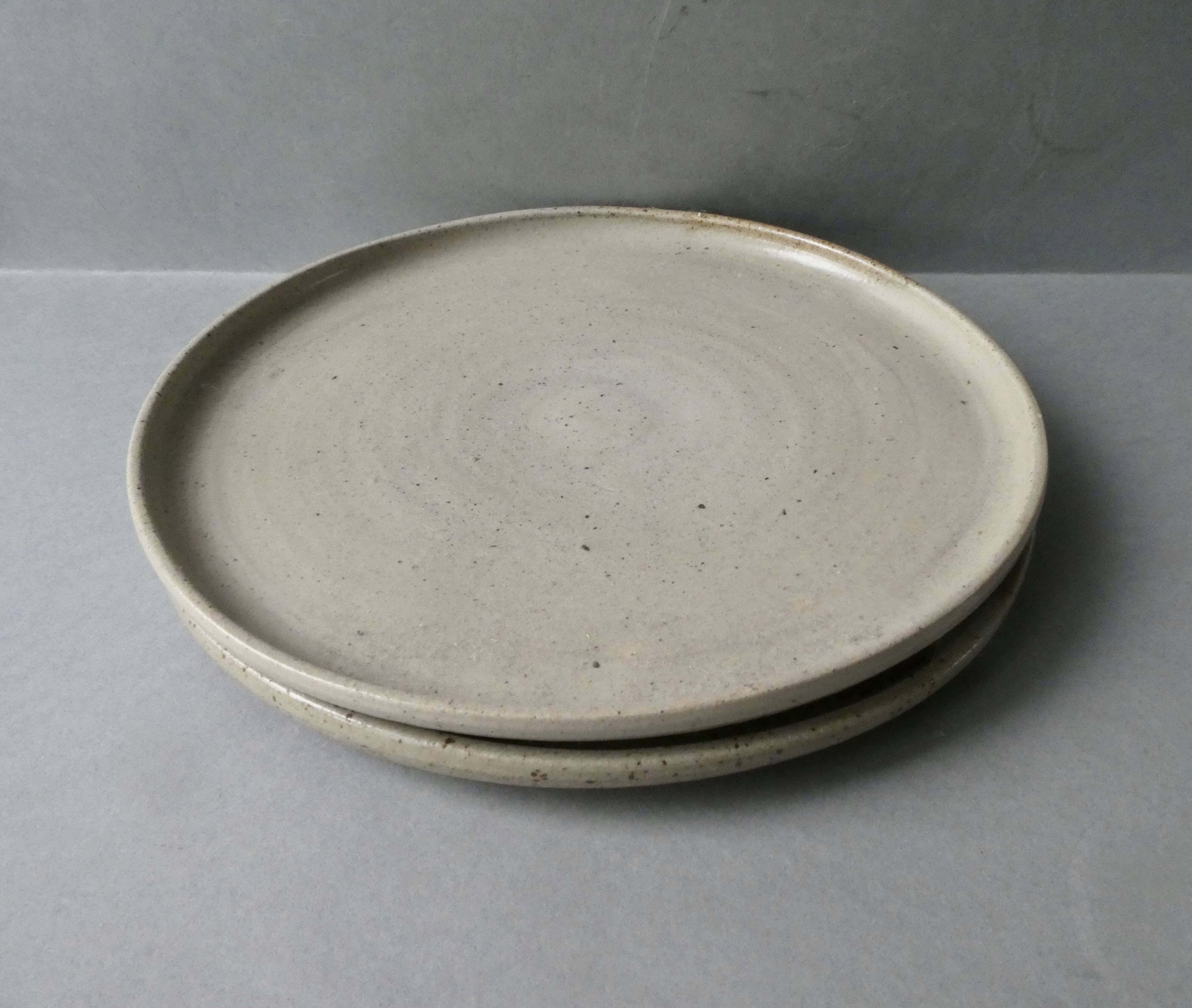 2 stoneware plates or small dishes