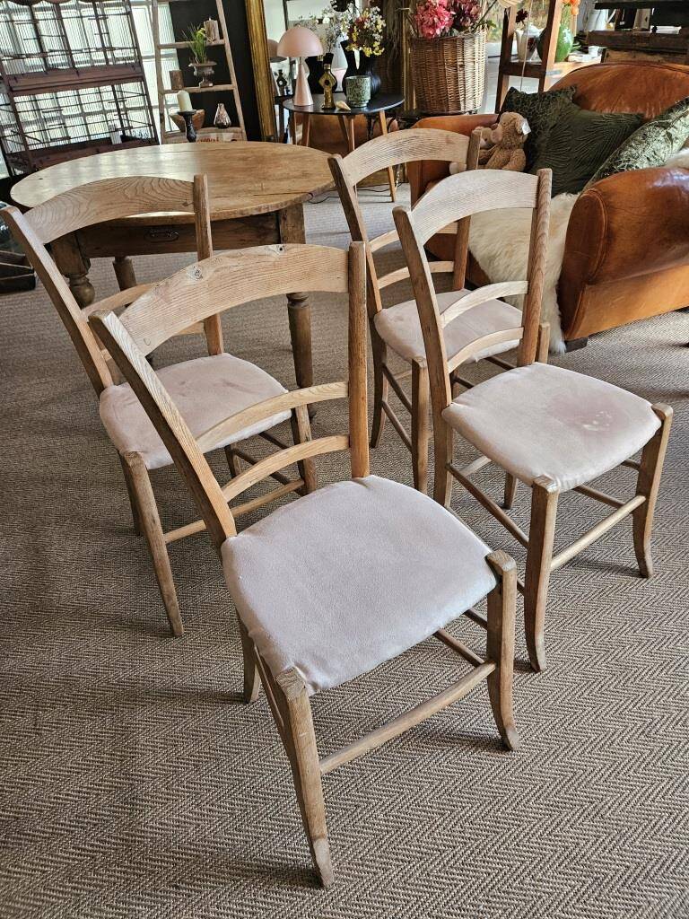 Country table and chairs