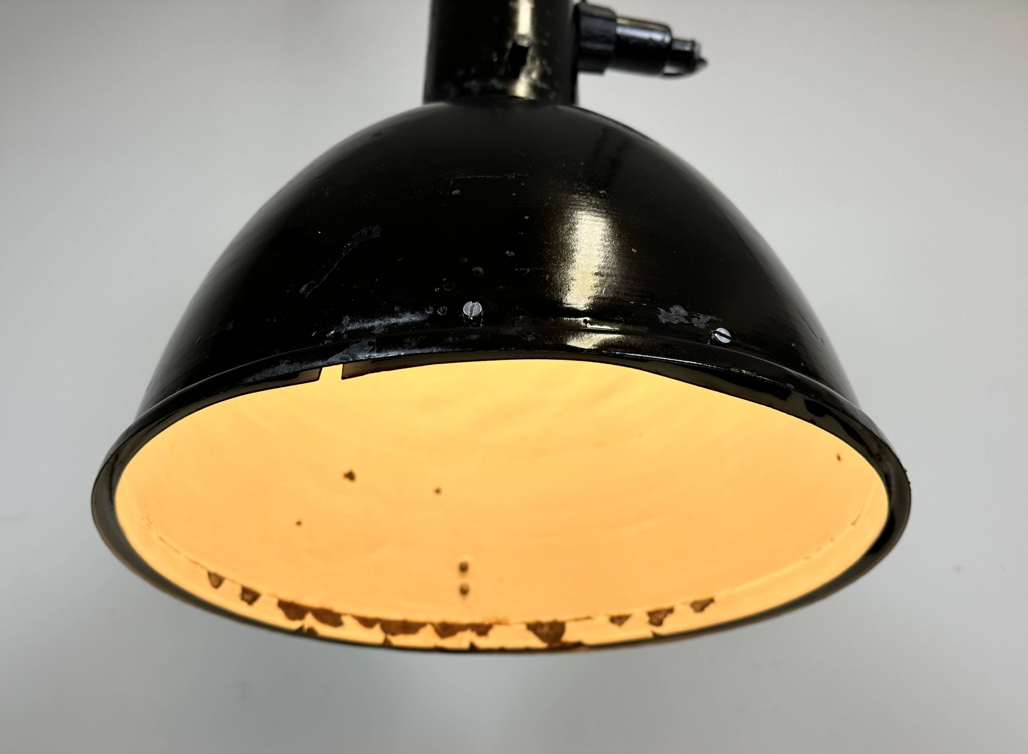 Suspension industrielle en émail noir, 1950s