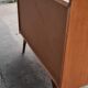 Commode vintage pied compas et rotin