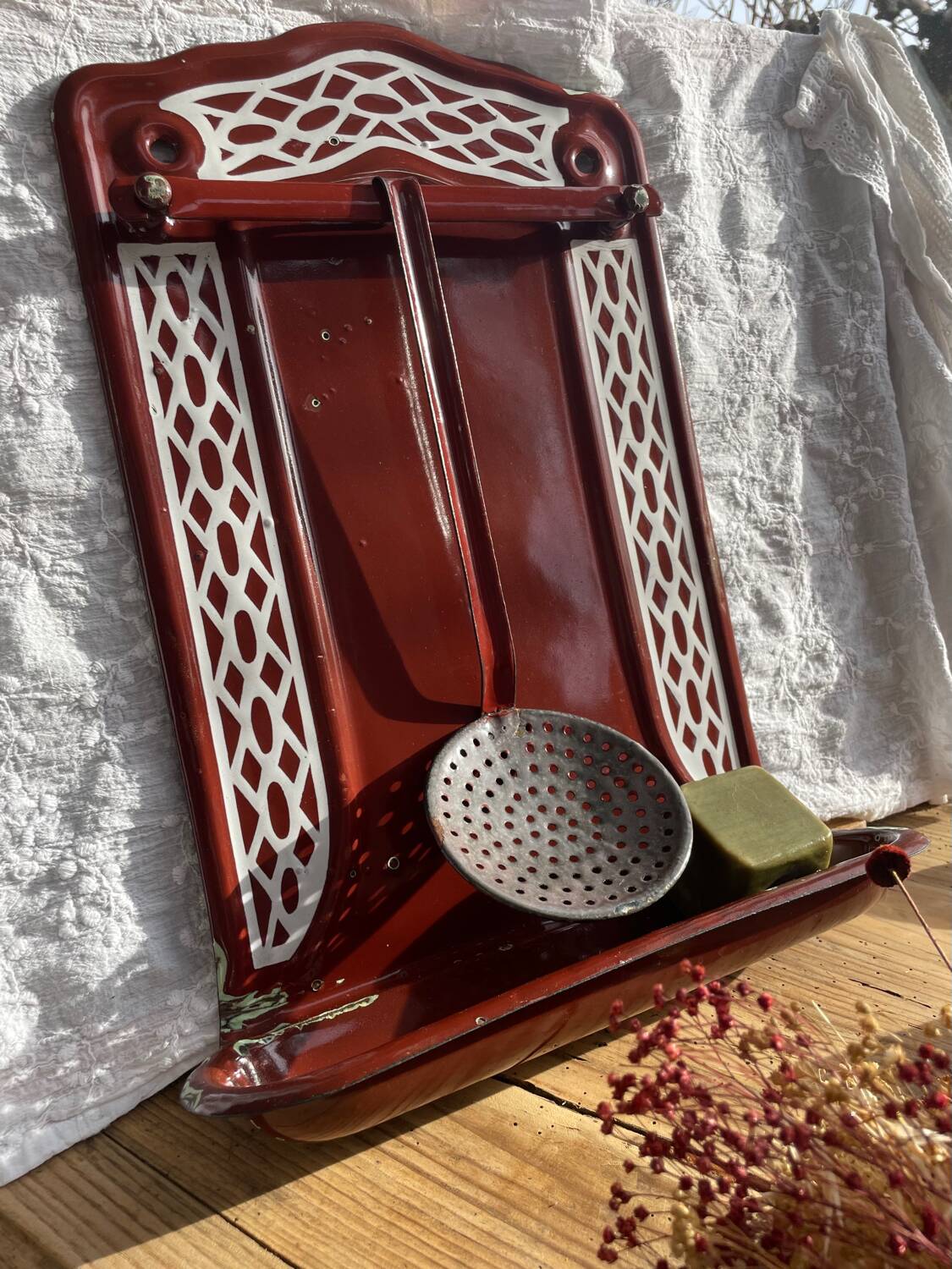 Enamelled kitchen sheet metal plate