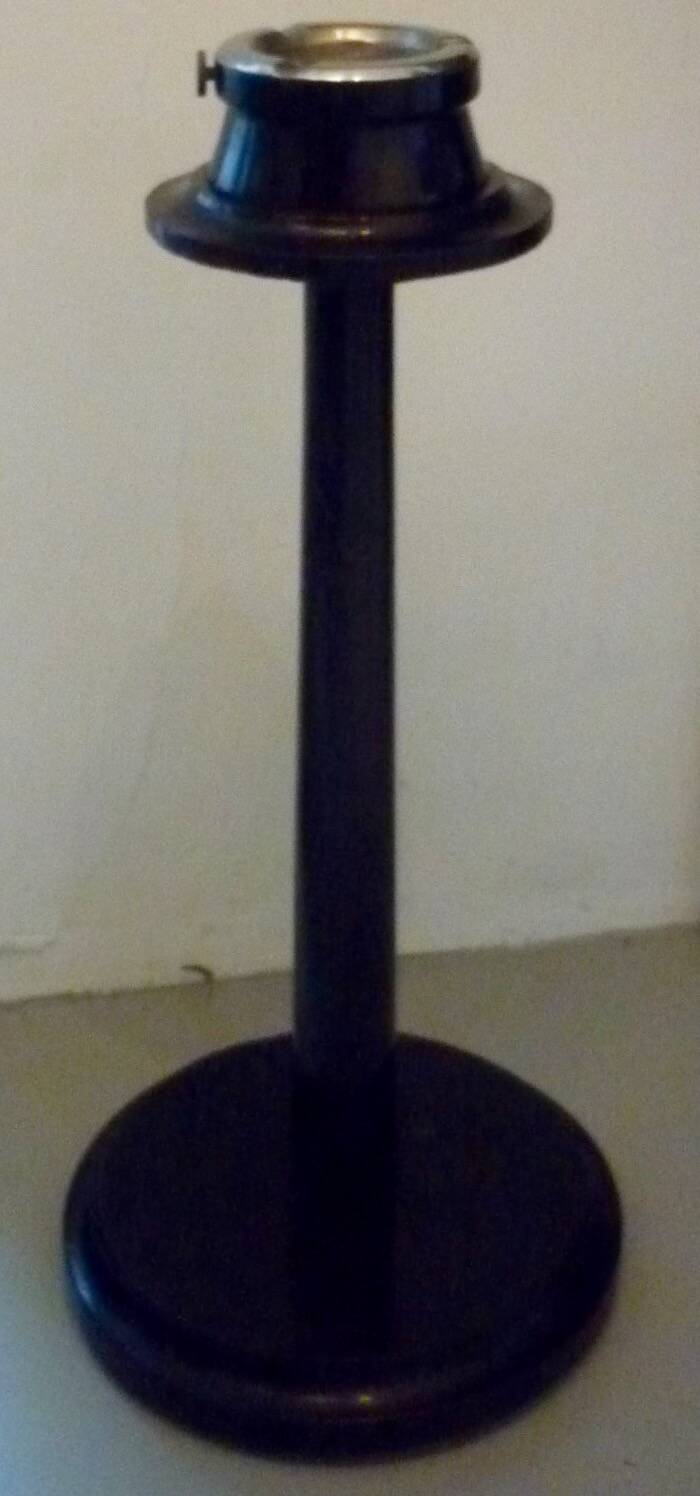 Cendrier en bois sur pied par-fumee