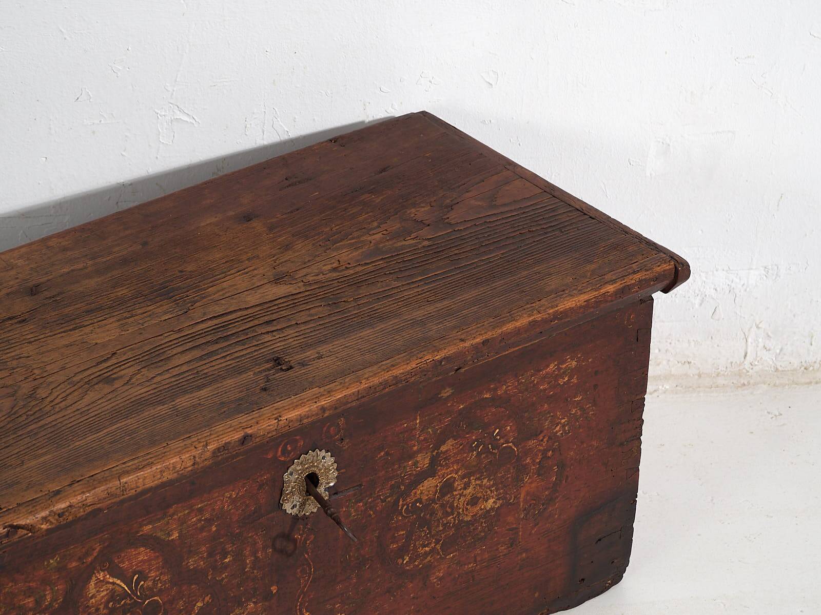 Antique chest painted with floral motifs and iron lock (circa 1820) #47