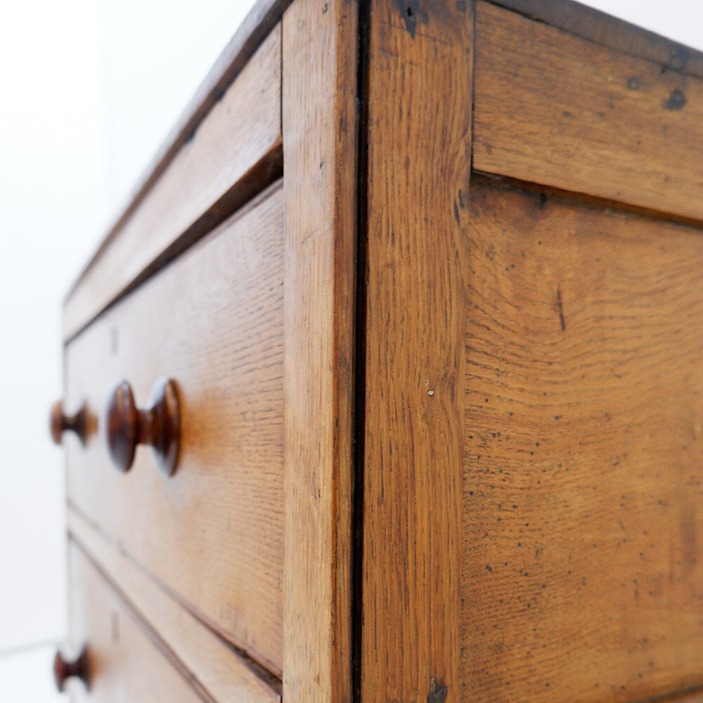 Commode rustique avec deux tiroirs et pieds sculptés - 1930