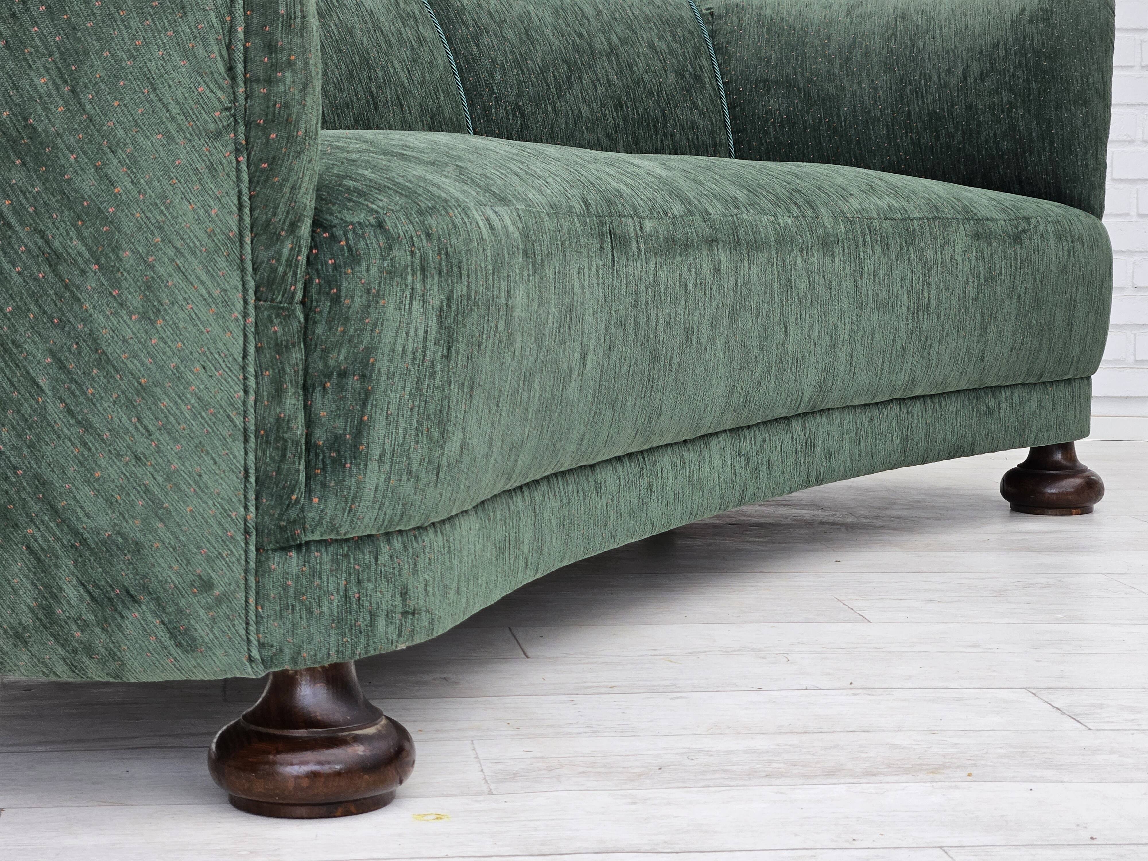 Années 1960, design danois, canapé 3 places "Banana" refait à neuf, velours vintage.