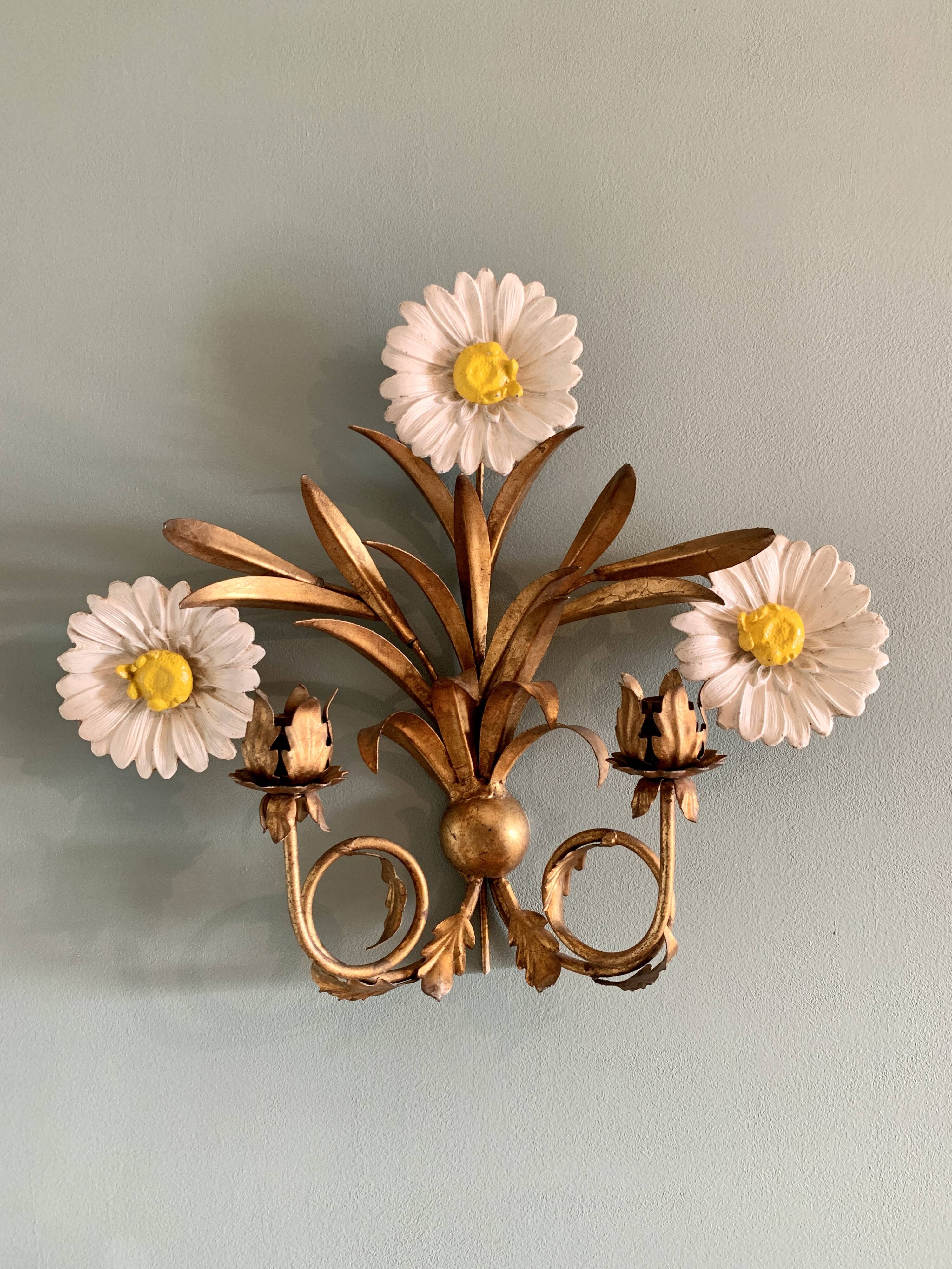 Wall lamp in gilded brass with a daisy design.