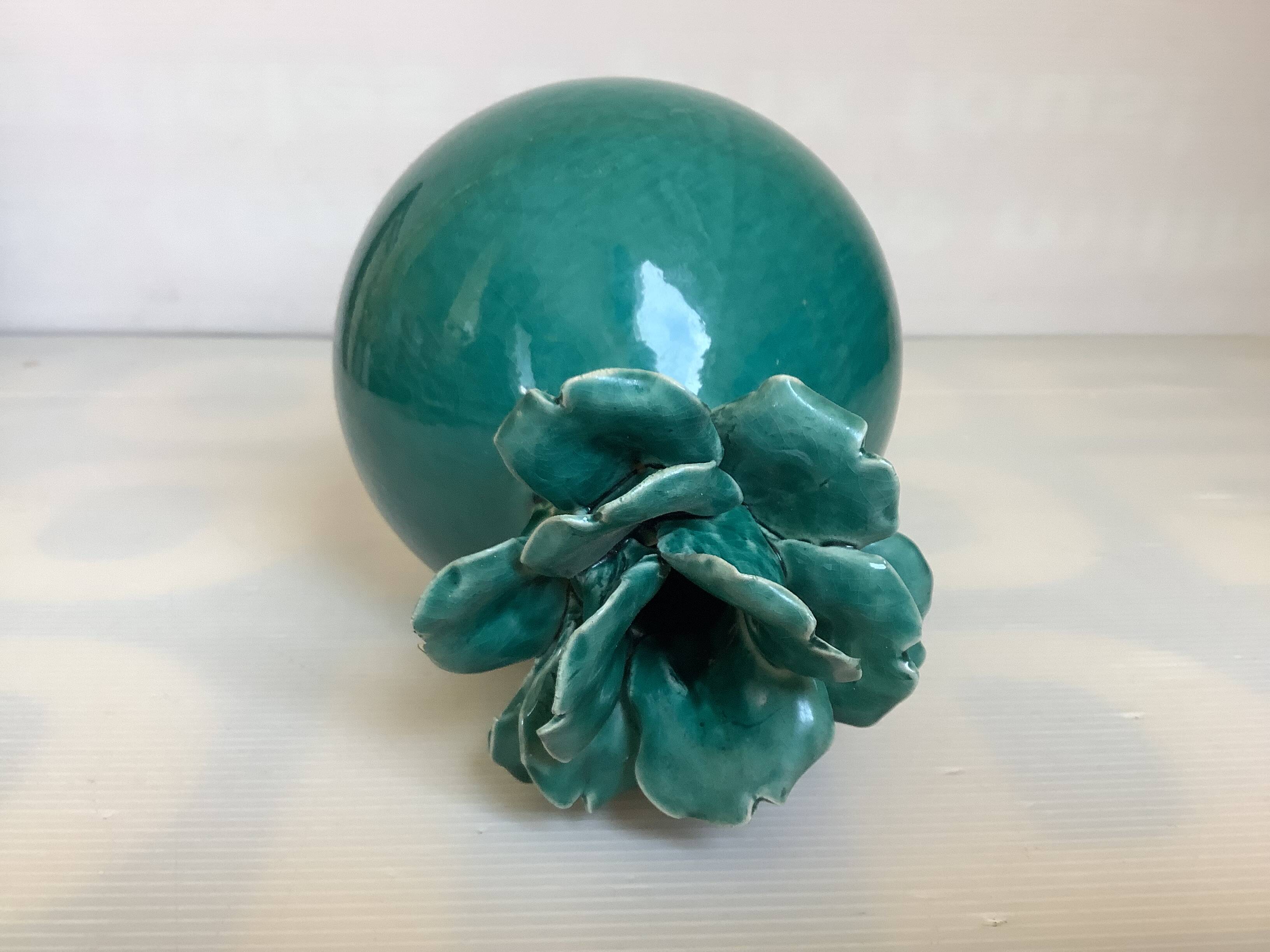 Vase boule style barbotine verte