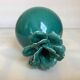 Vase boule style barbotine verte