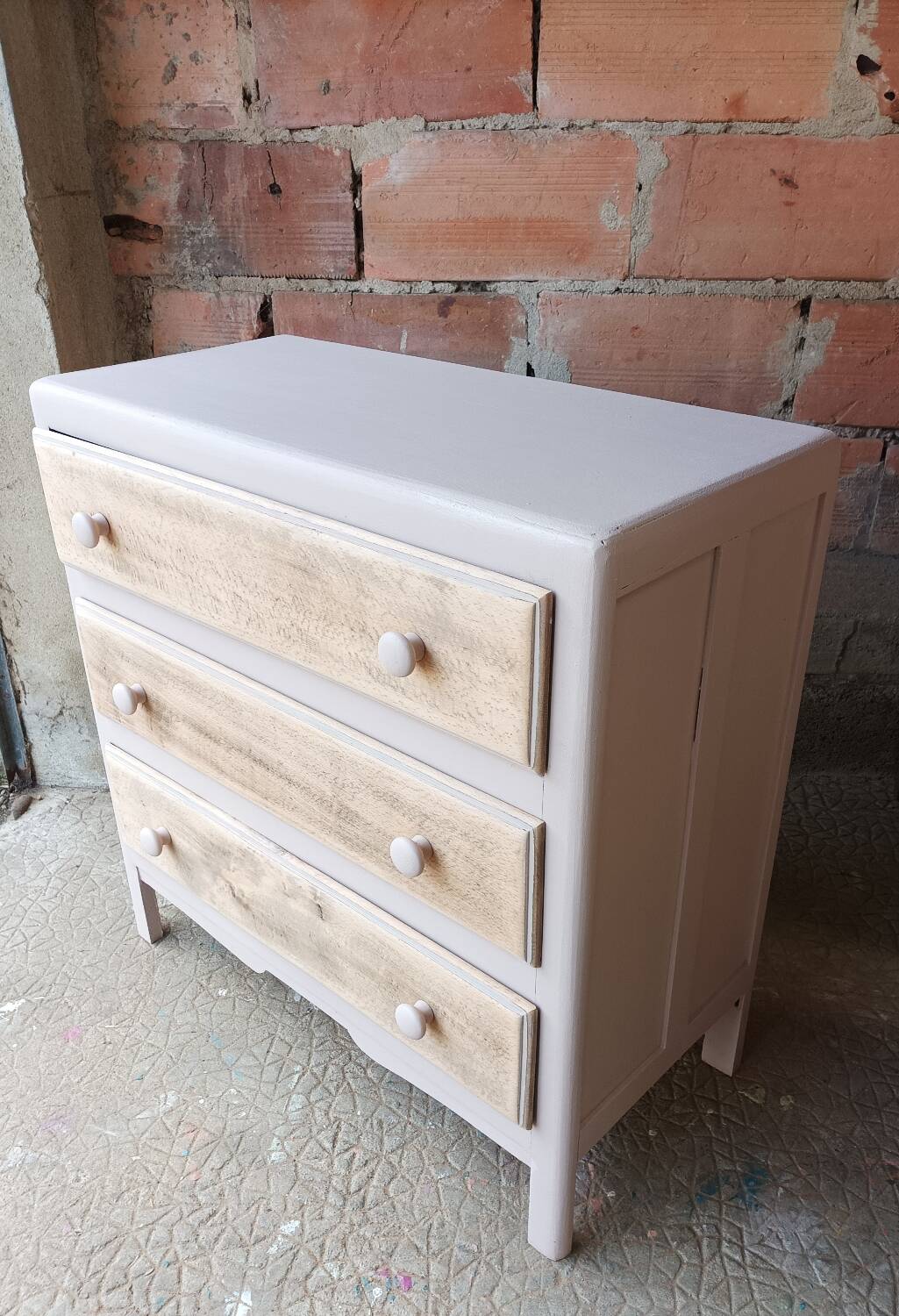 Jolie petite commode de style