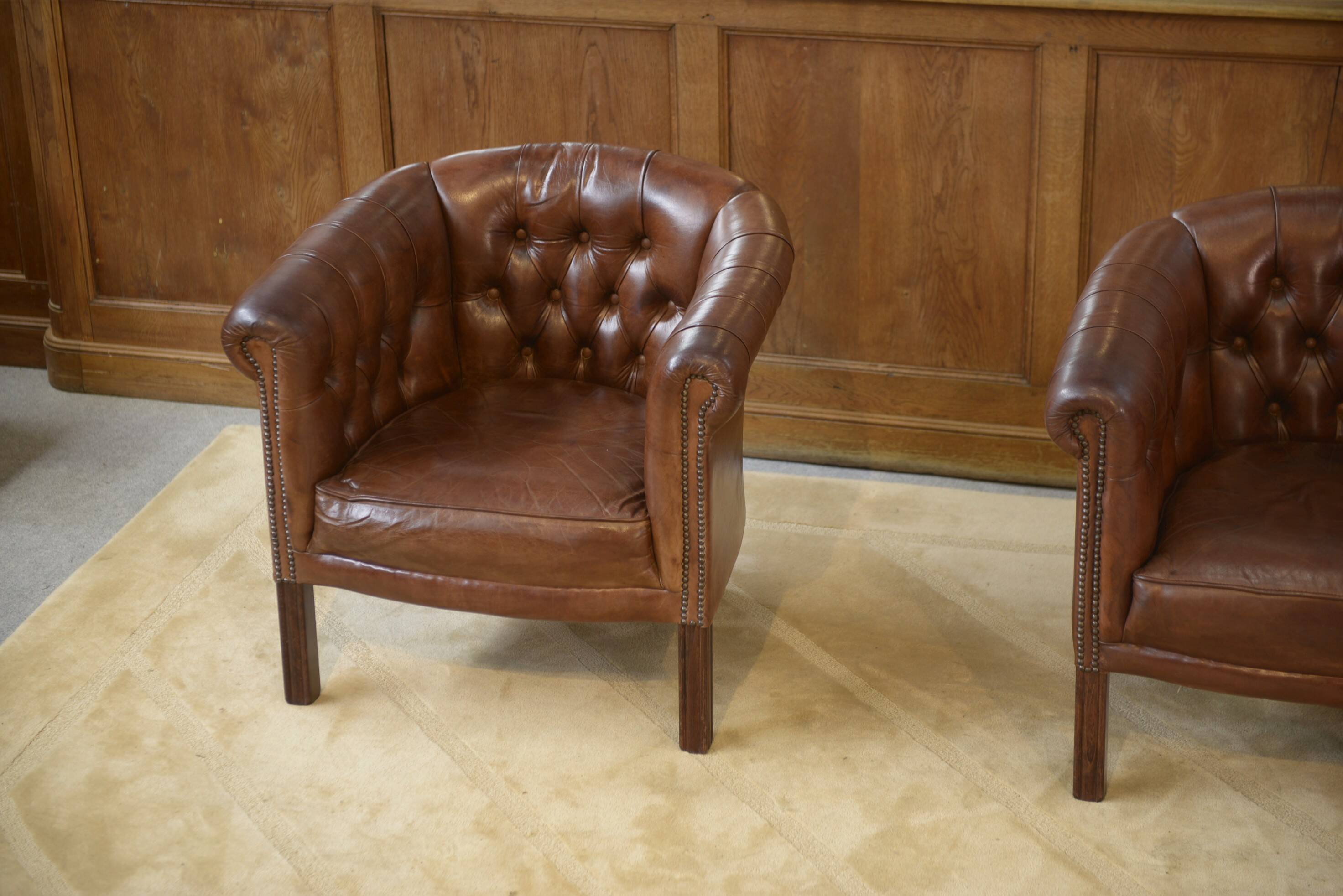 Paire de fauteuils Club capitonnés en cuir
