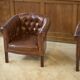 Paire de fauteuils Club capitonnés en cuir