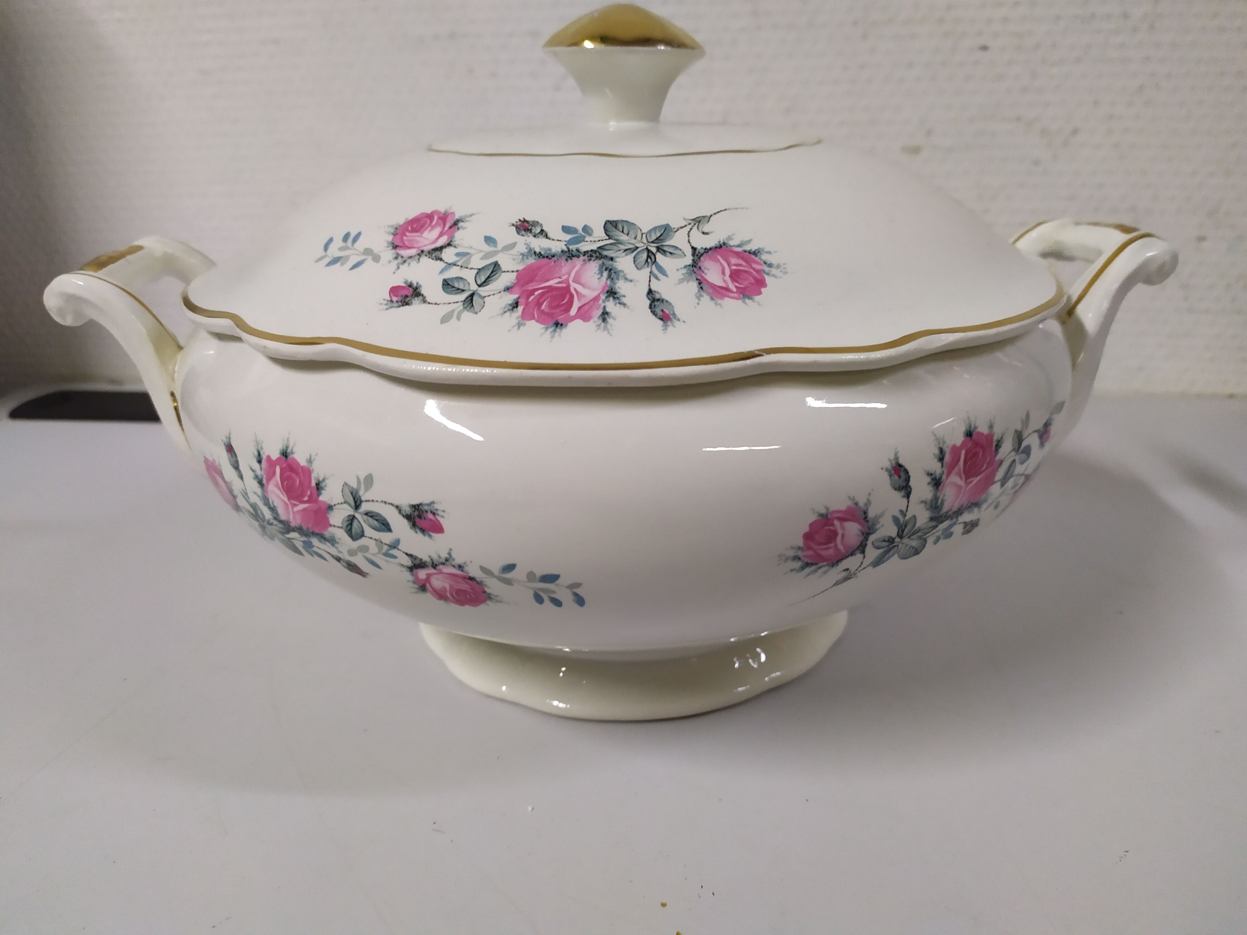 Soupière Sarreguemines Digoin fleurs rose liseré doré