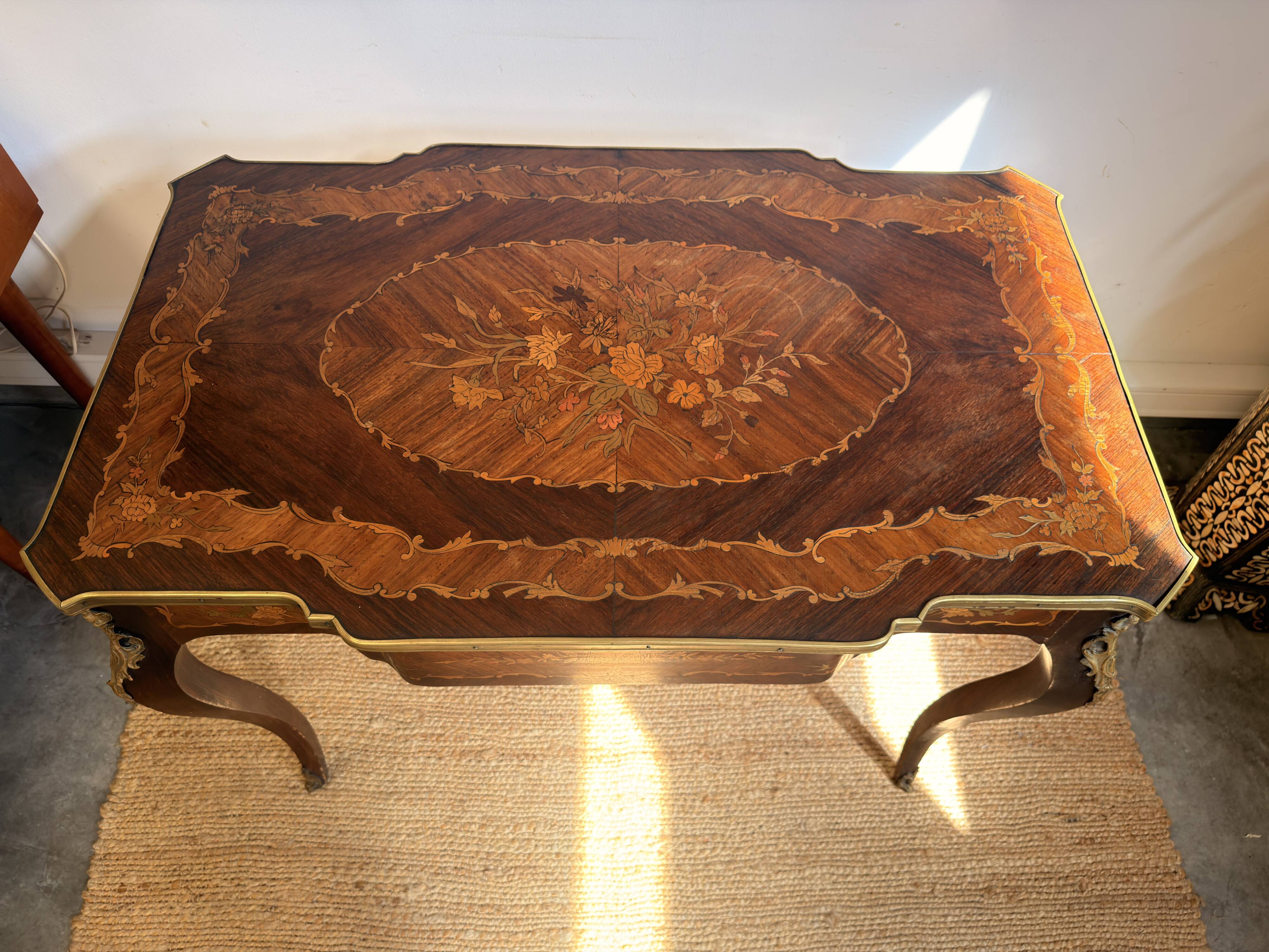 Louis XV style desk inlaid with floral decoration – One drawer