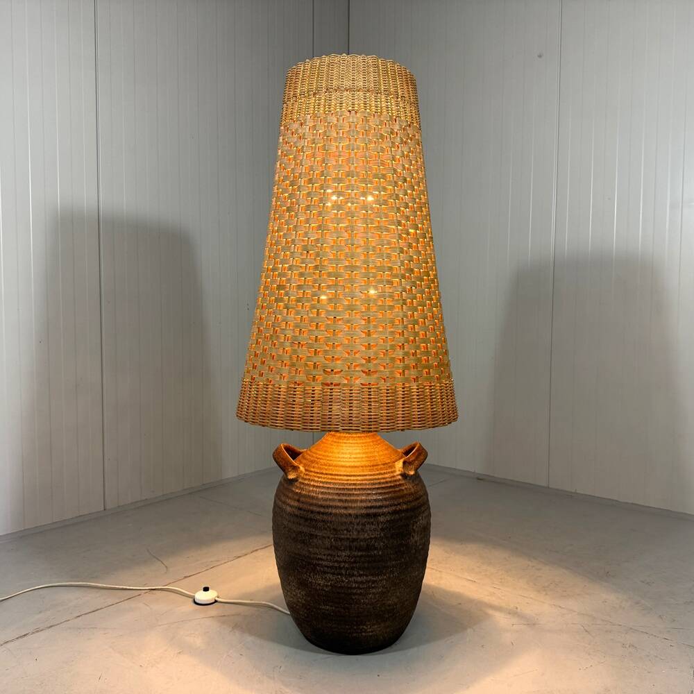 Grand lampadaire amphore en poterie avec abat-jour en rotin des années 1960