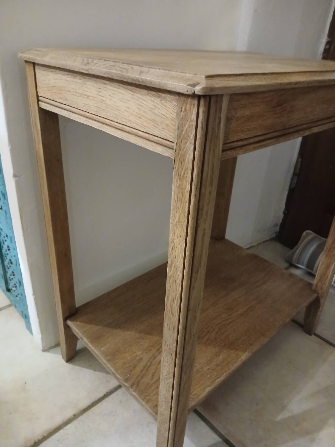 Small piece of furniture/old pedestal table
