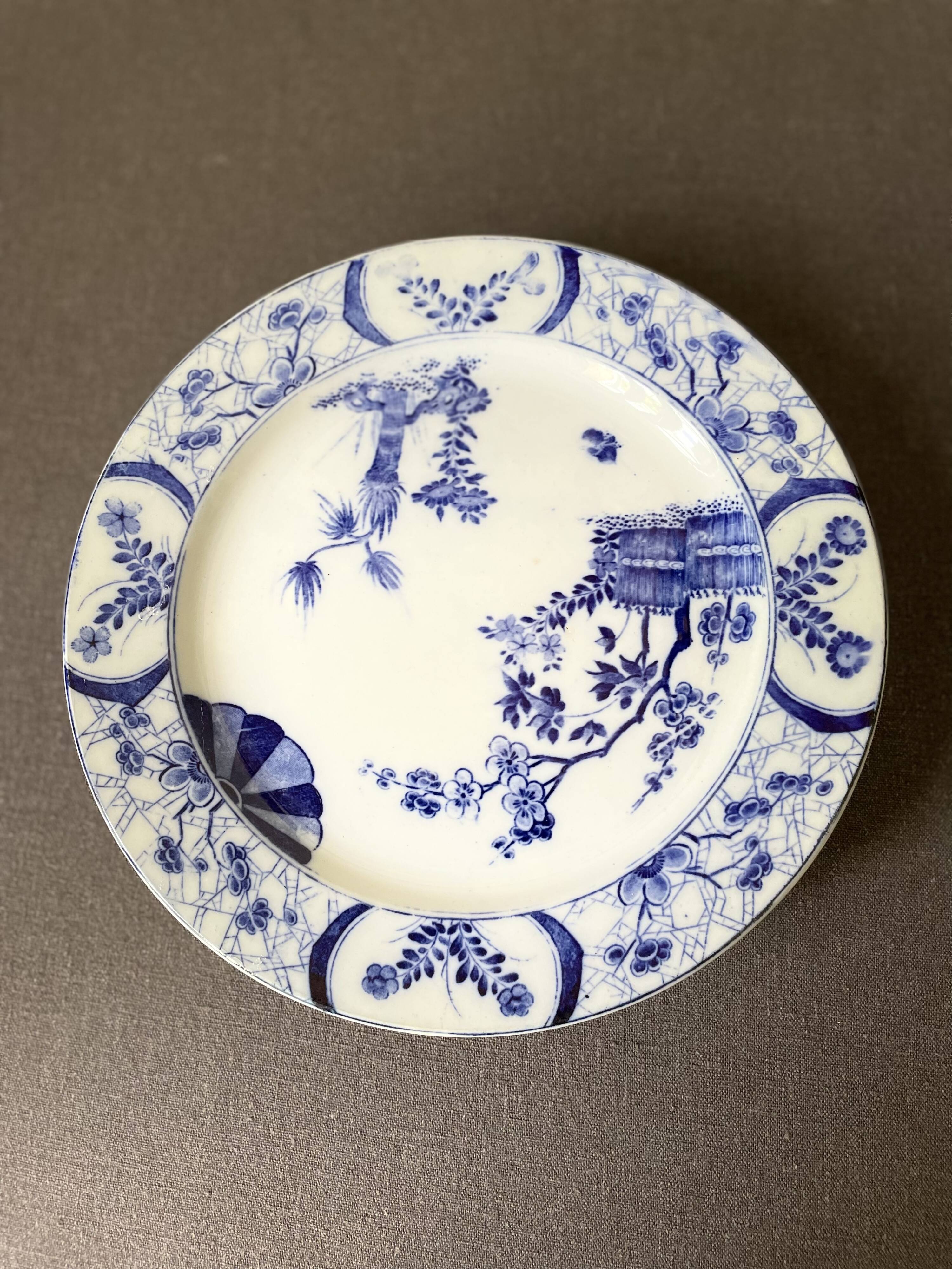 Assiette sur piédouche en faïence bleue et blanche Creil & Montereau, service "Japon", XIXème siècle