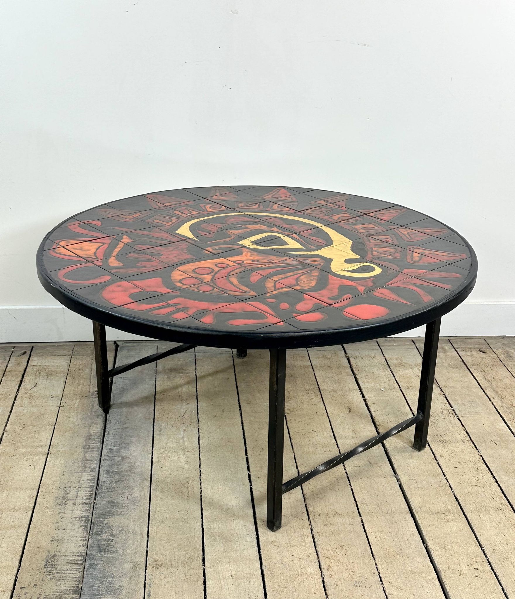 Table basse ronde vintage en céramique graphique rouge et jaune 1960