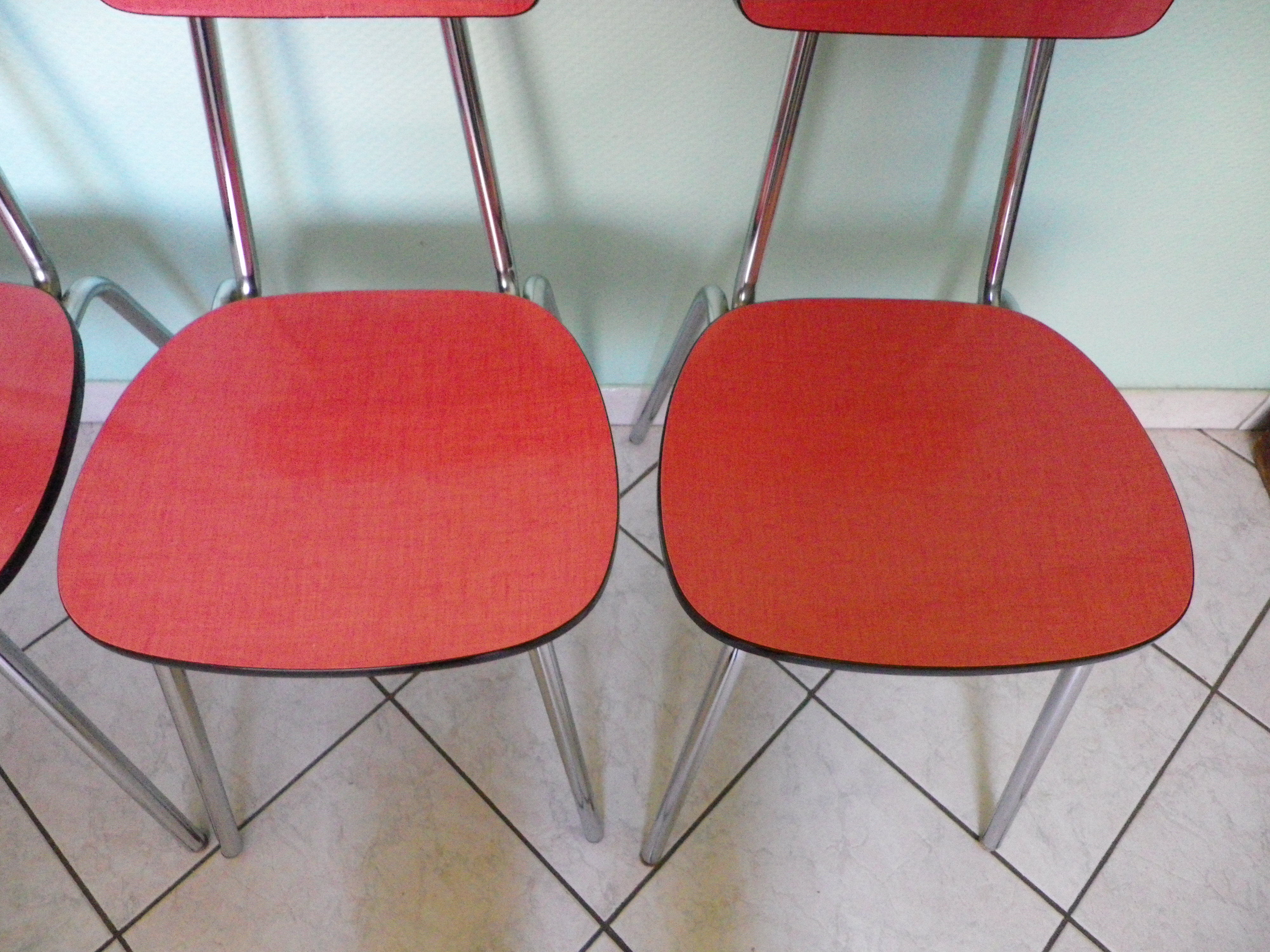 Table in red formica, 4 roc chairs, 2 extension cords, 2 drawers 60