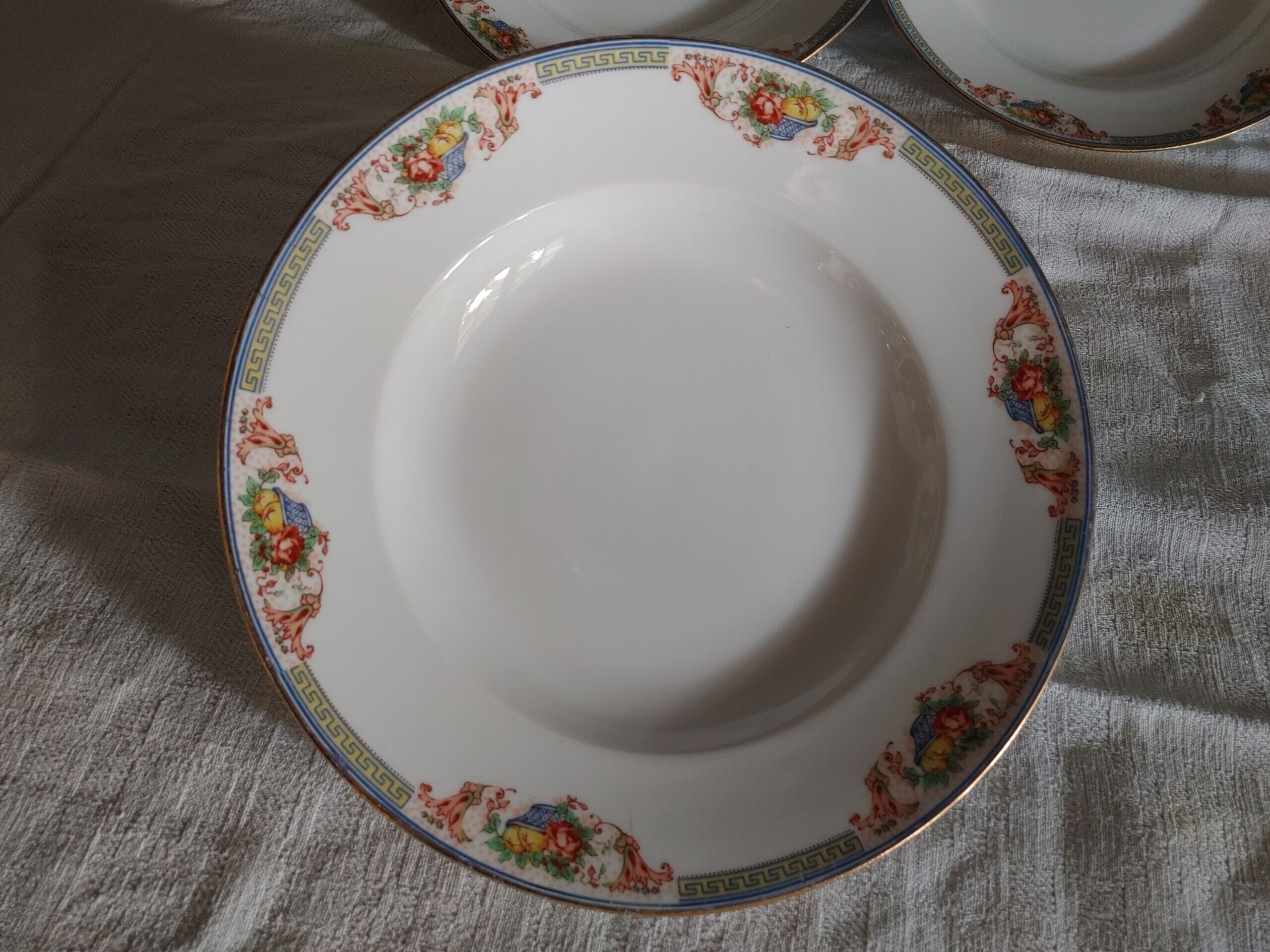 6 Assiettes creuses en porcelaine de Limoges  frise  Panier  fleuris et fruits - debut 20 ème