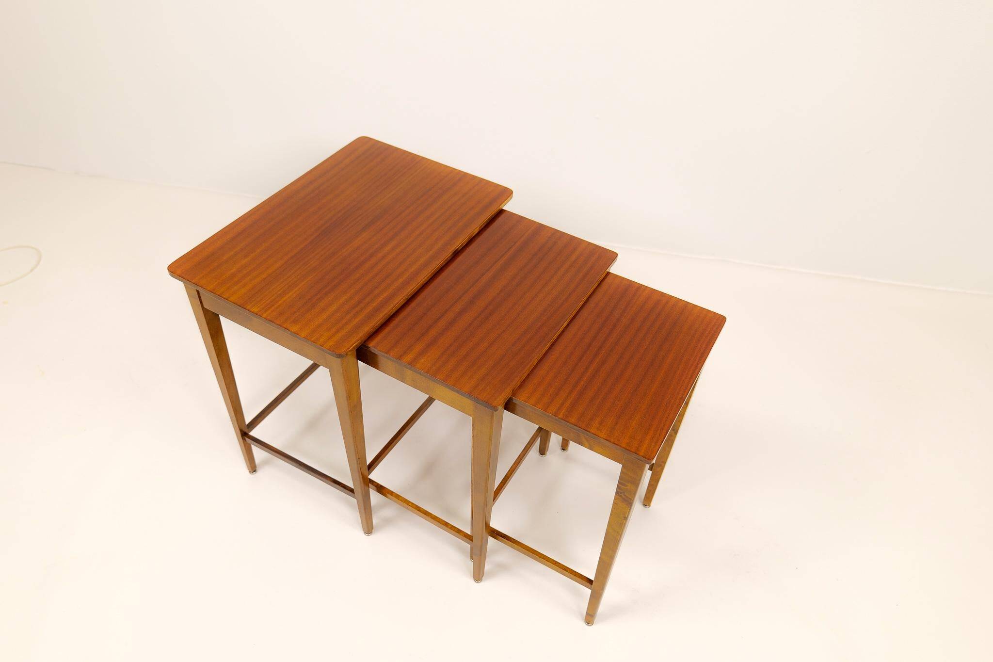Tables gigognes Art déco en acajou et bouleau teinté, NK Suède, années 1940