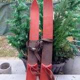 1 pair of children's skis