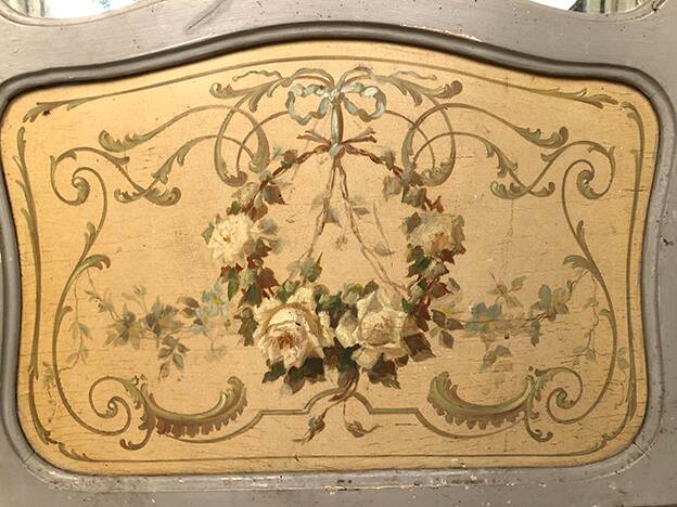 Lively rockery style display case in gray lacquered wood and painted flower decoration. Around 1900