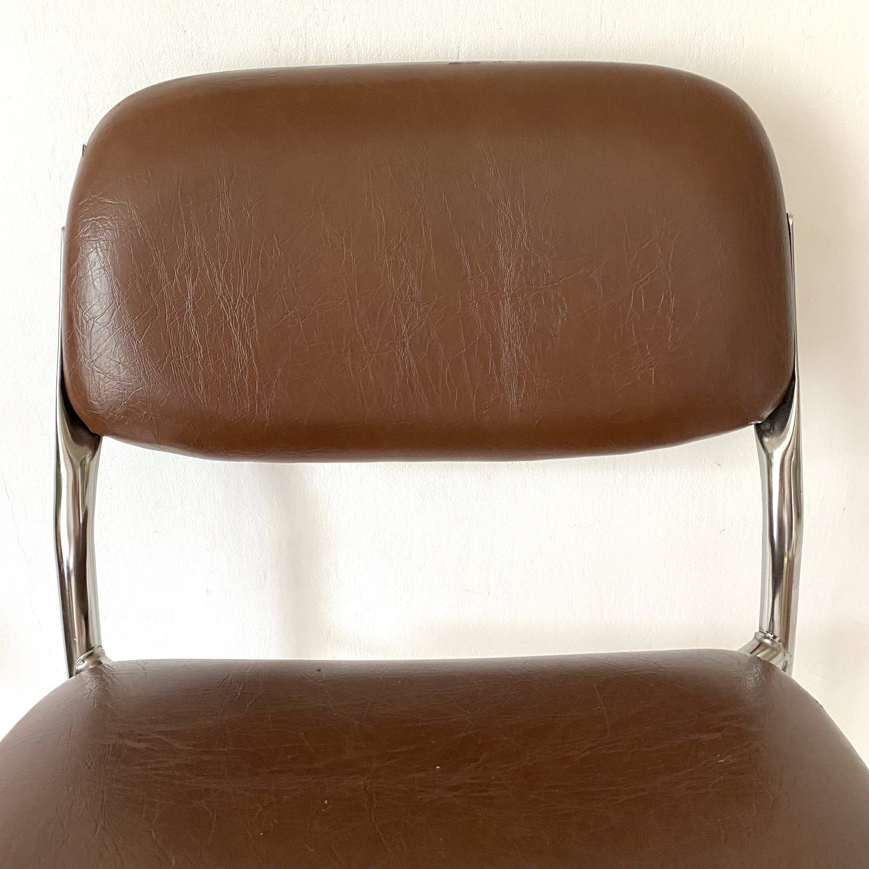 Chaise vintage en chrome et skaï