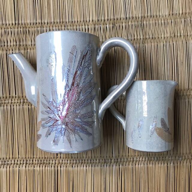 Set of 1 jug and 1 milk jug signed La Roue Vallauris.
