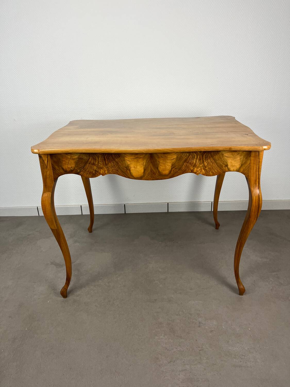 Table Louis XV noyer blond, début 19ème