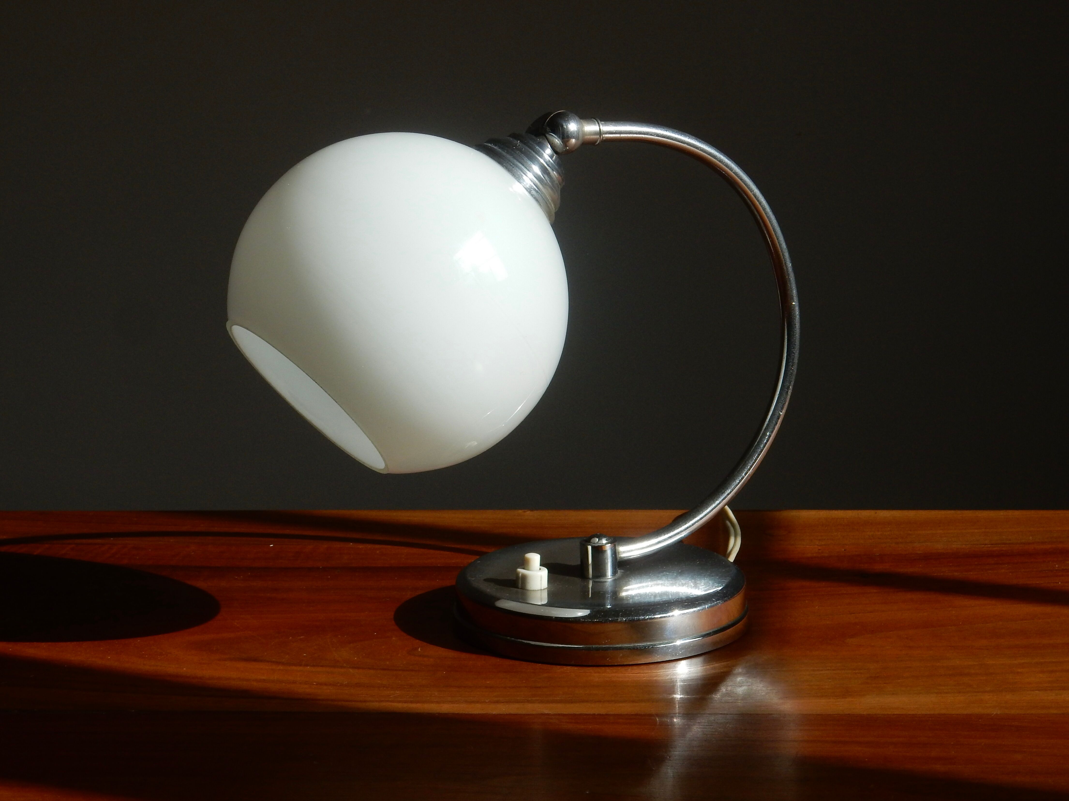 Bedside lamp shaped Art Deco ball of the 30s