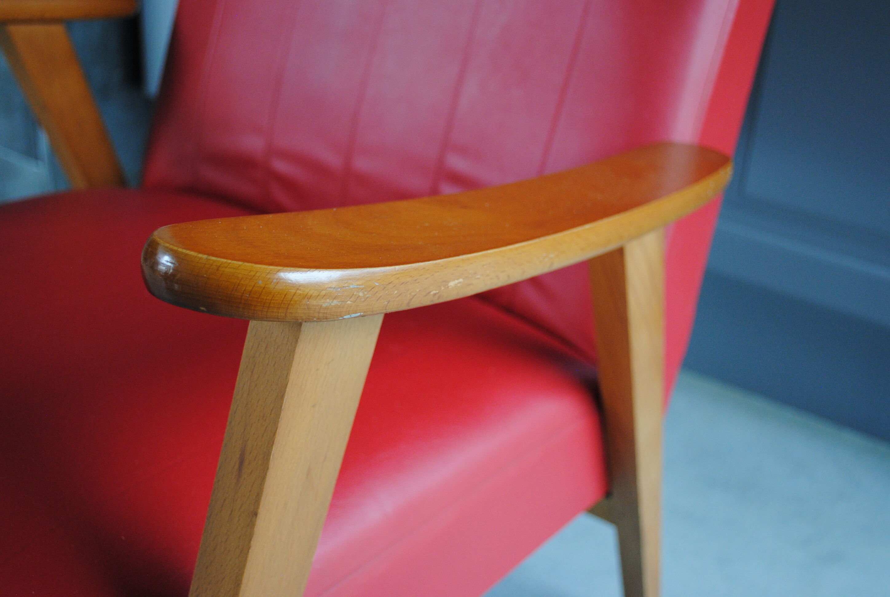 Fauteuil en skaï rouge années 60