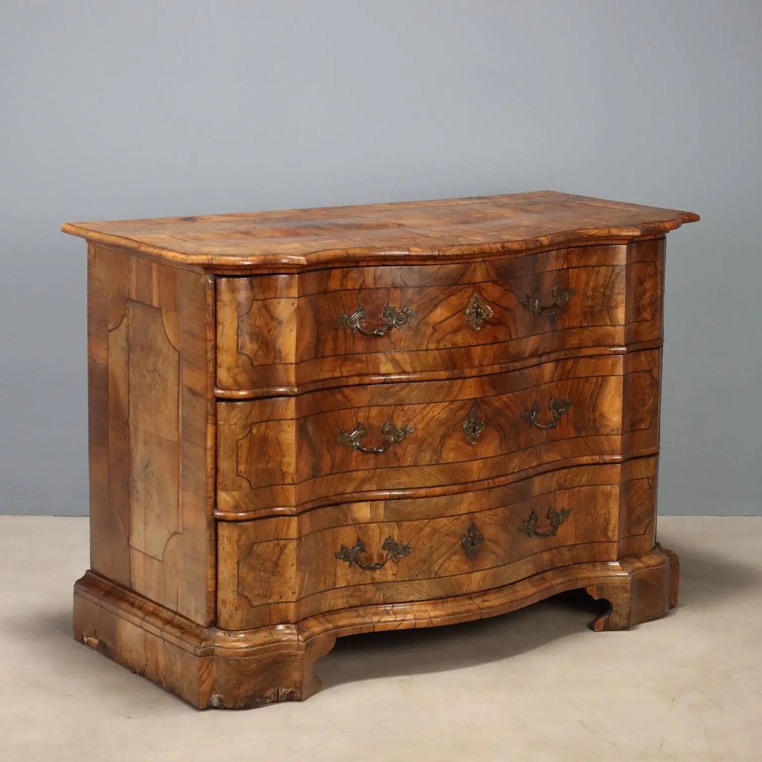Canterano baroque en noyer et loupe de noyer