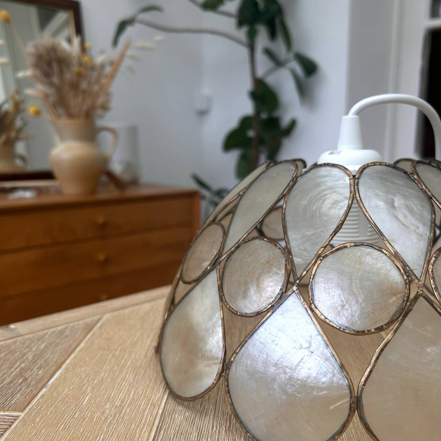 Beige mother-of-pearl "Petals" pendant