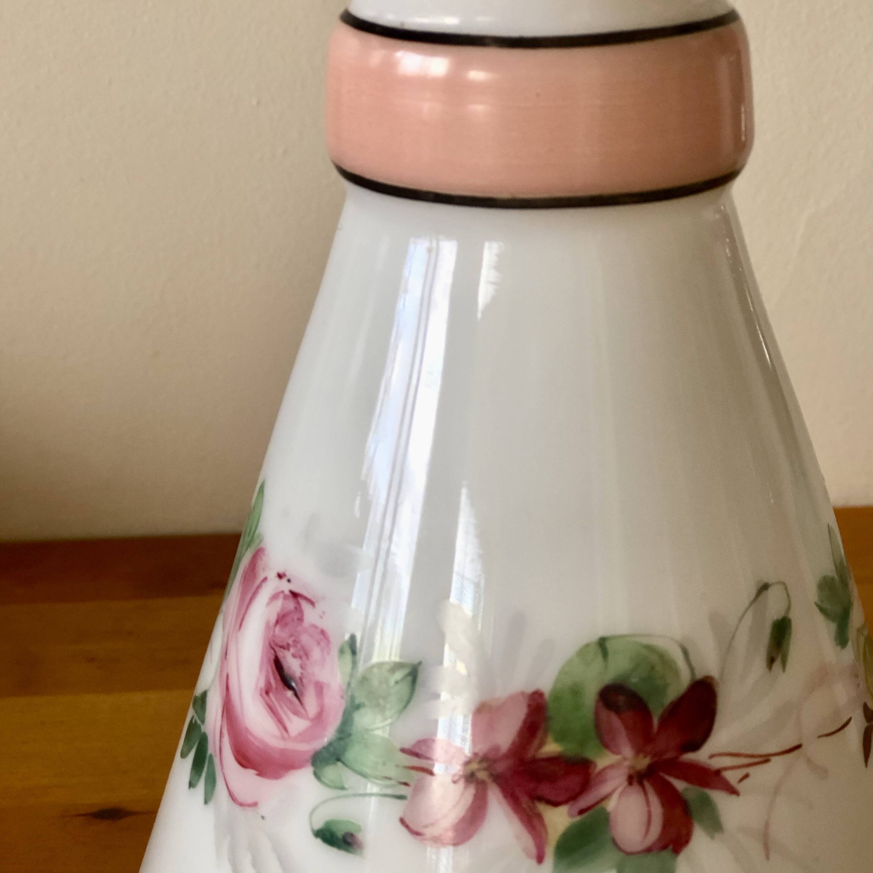 Vase en opaline blanche et décor floral