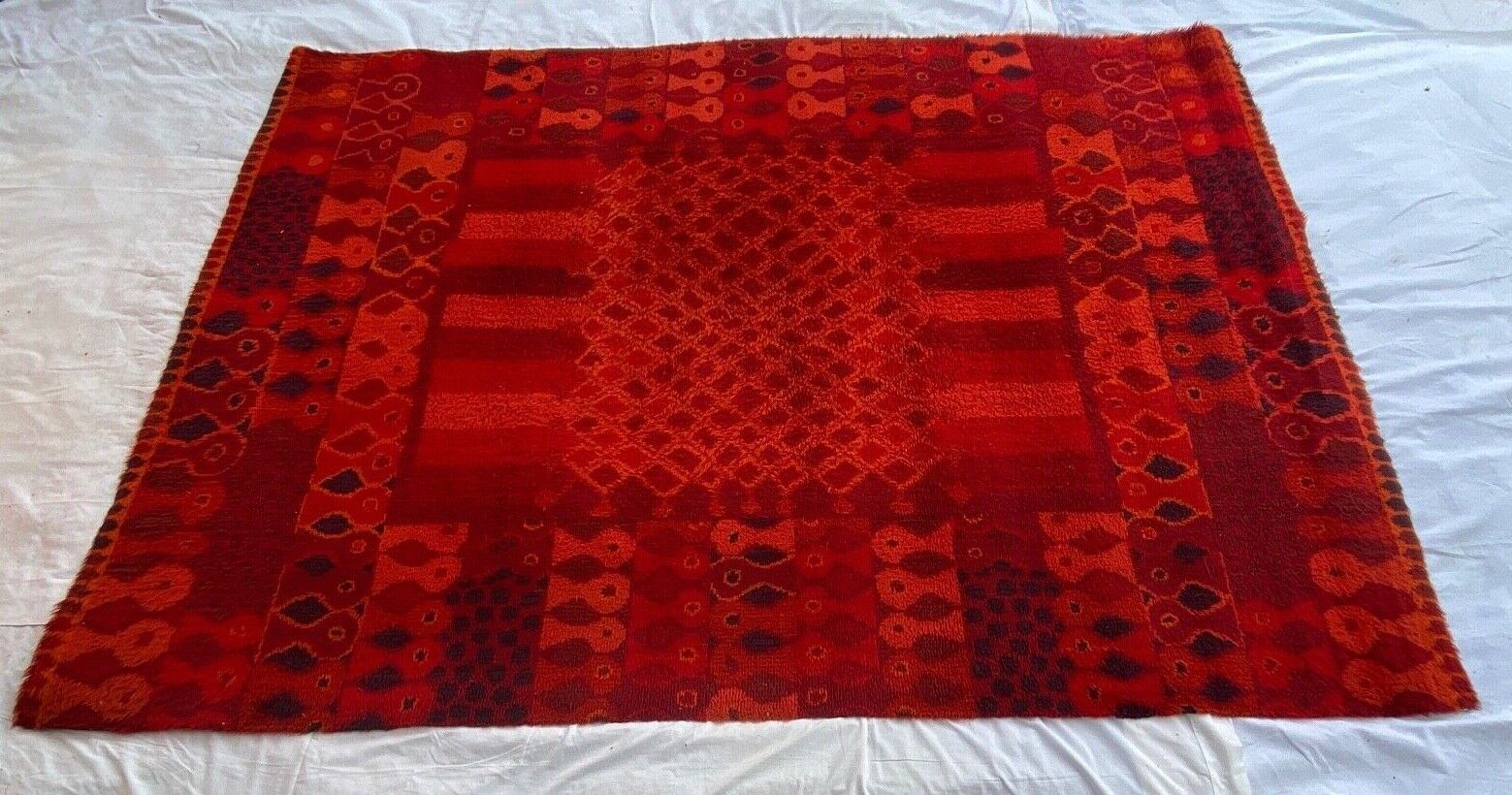 Carpet 1970 pop design geometric red background wool 229 cm x 170 cm