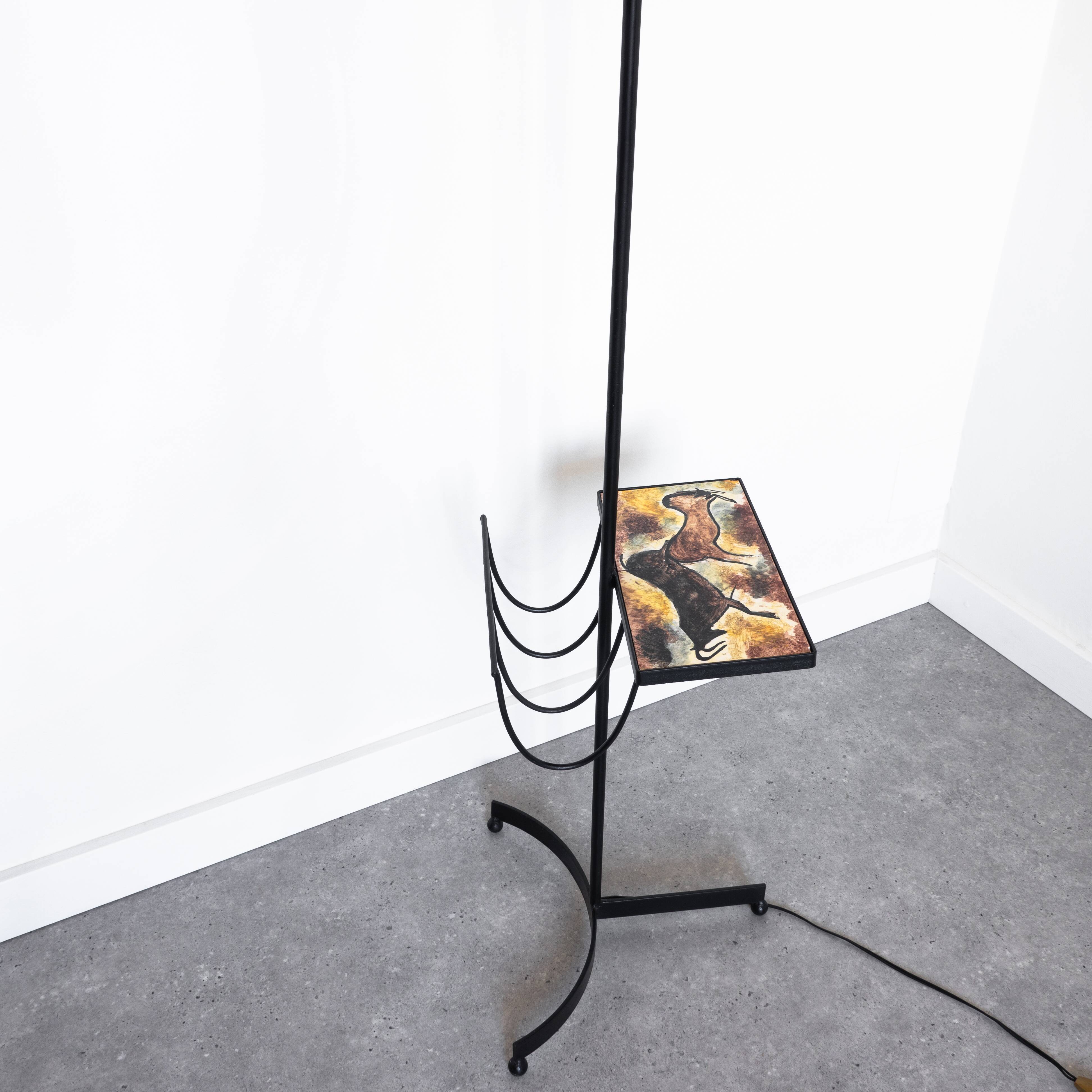 Black metal magazine rack floor lamp with ceramic shelf