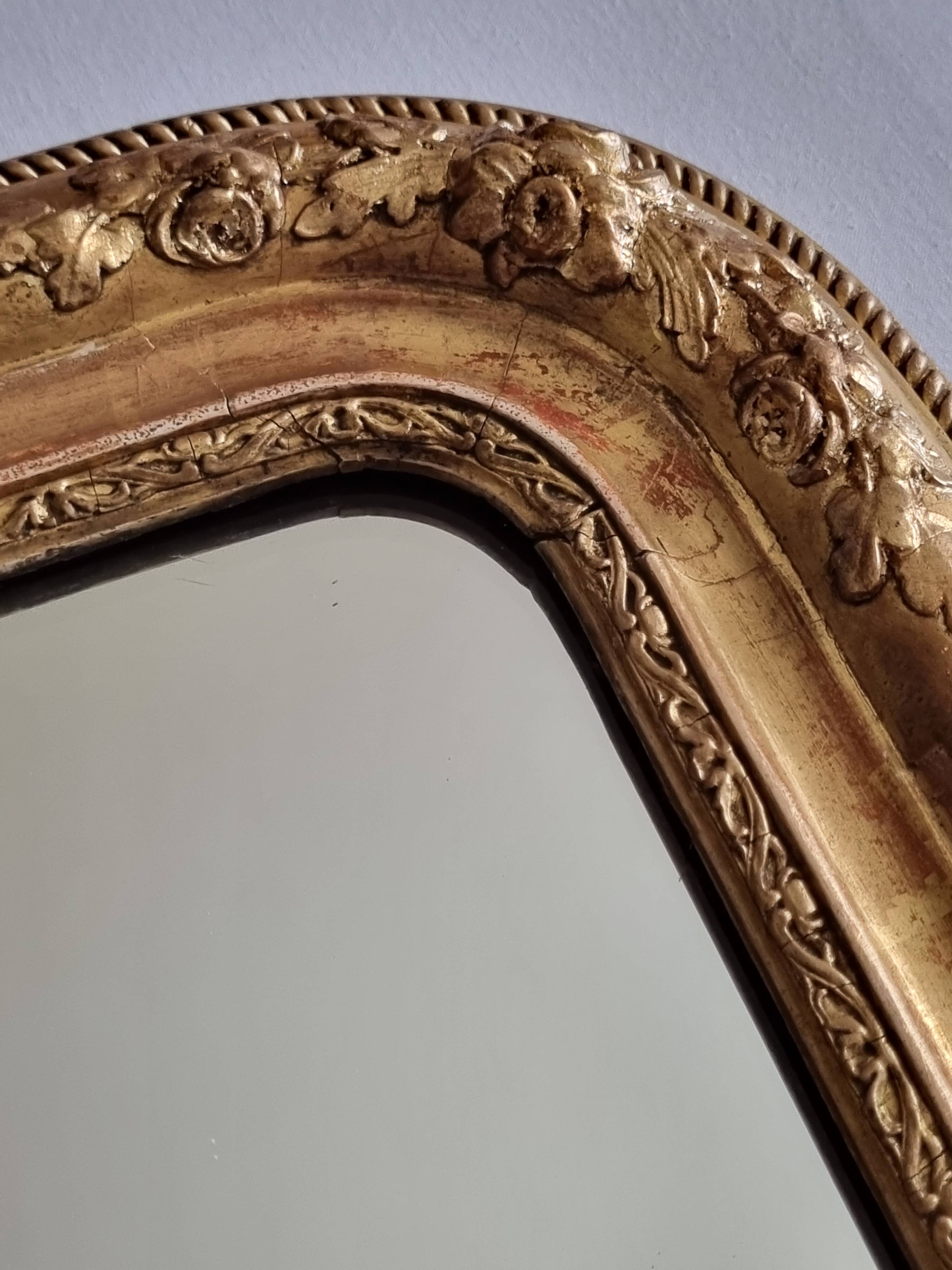 Miroir Louis-Philippe en bois et stuc doré à décor floral, XIXe, 43 x 38 cm