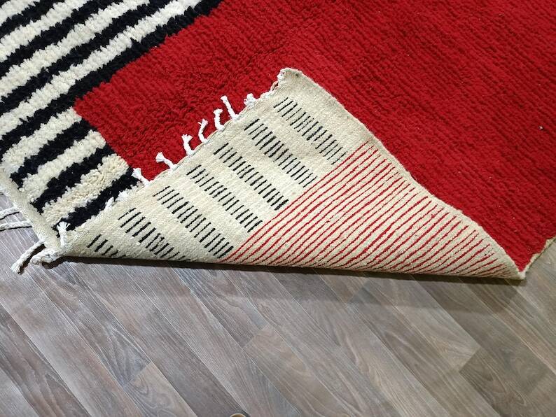 Tapis artisanal rouge et à rayures blanches et noires