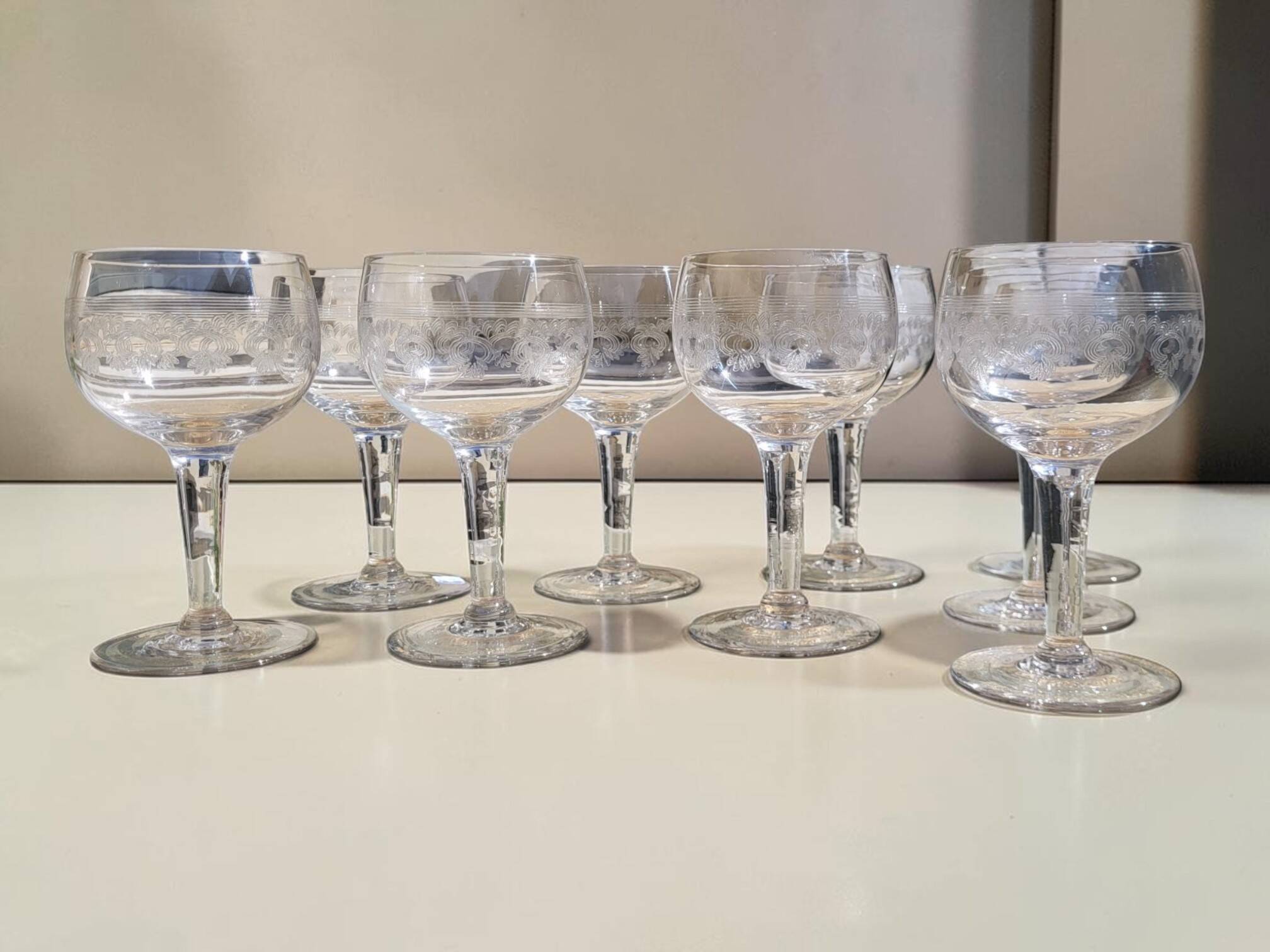 9 verres à vin guillochés déb. XXème