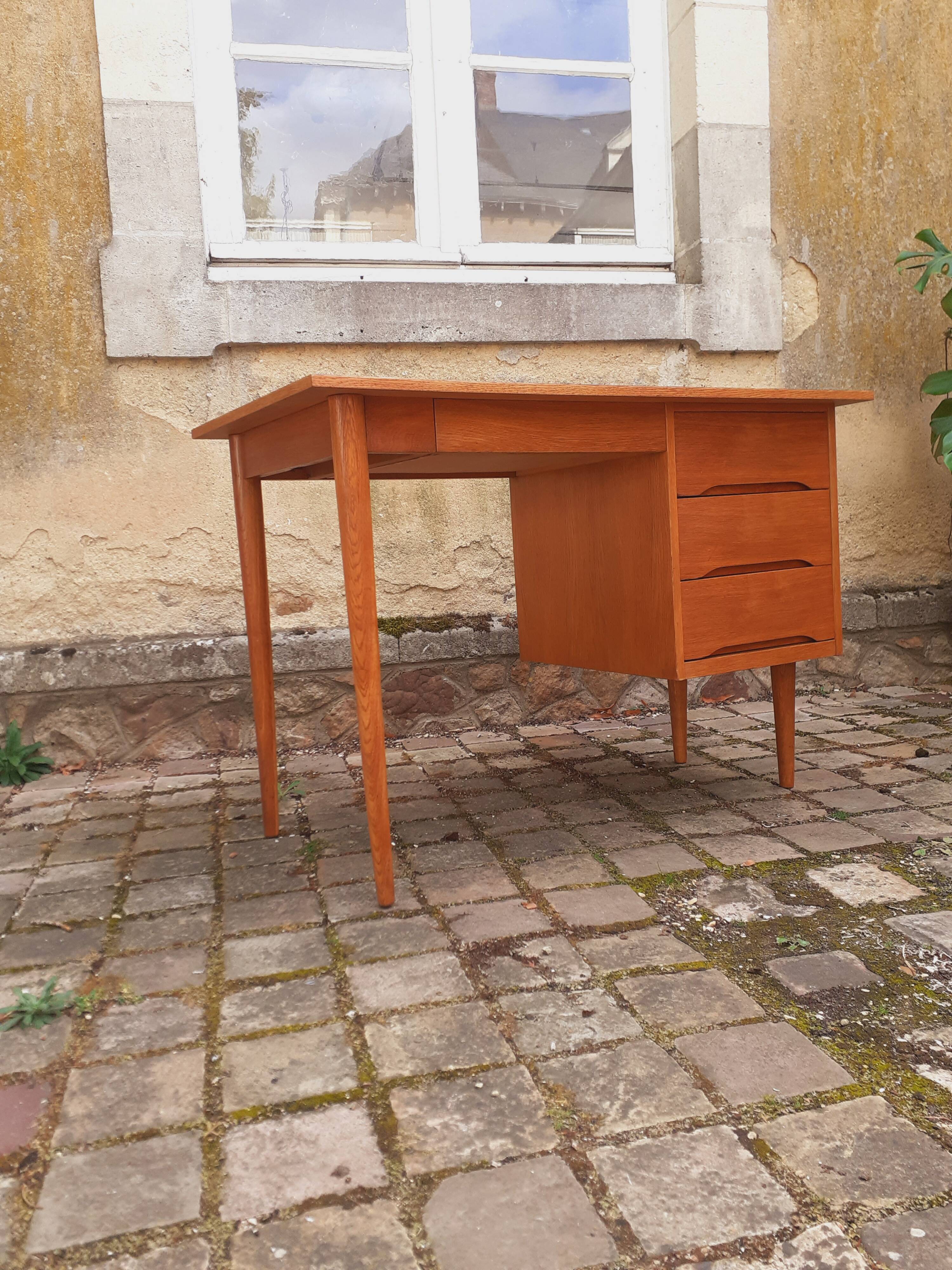 Bureau en chêne vintage année 70 Roumanie.