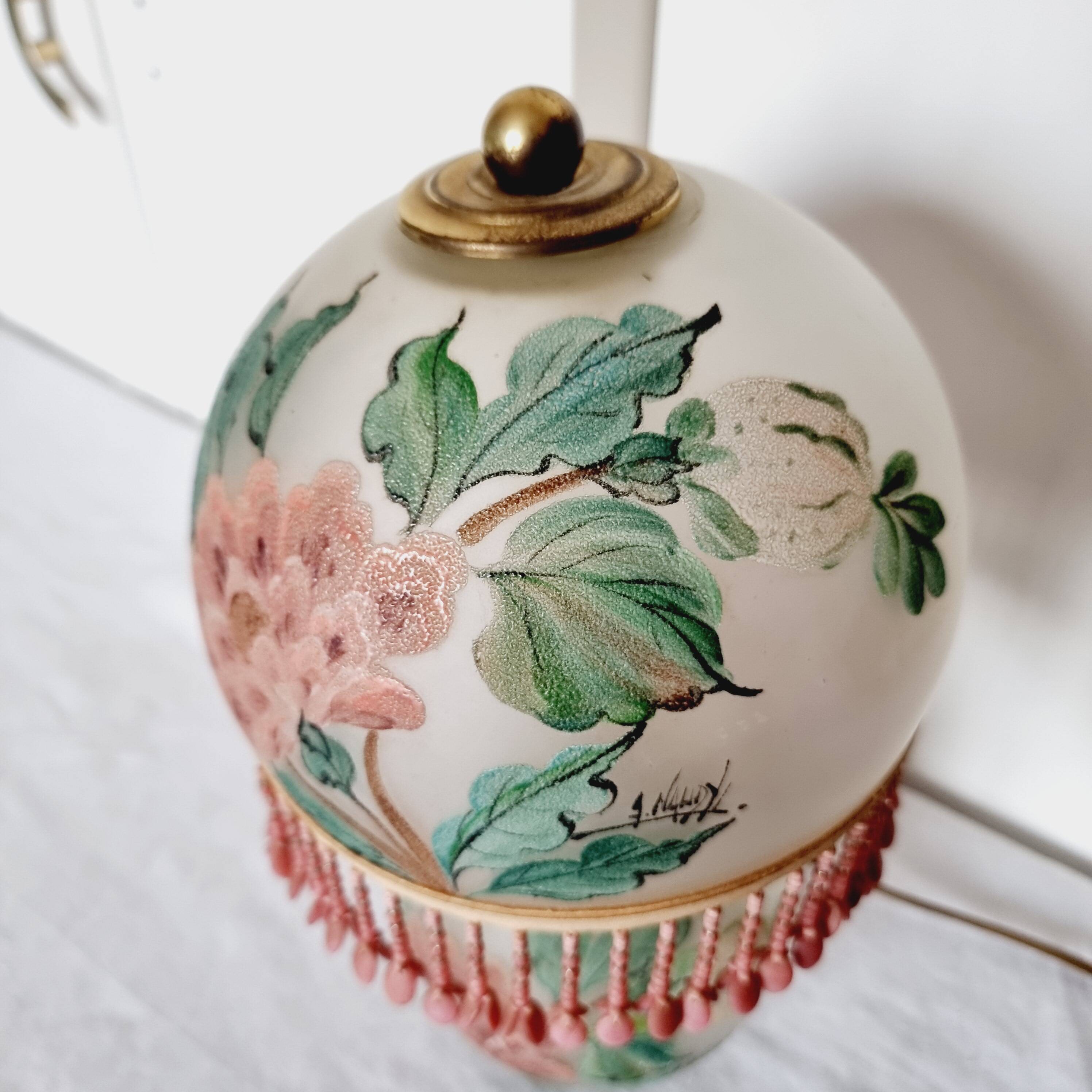 Lampe antique en opaline peinte à la main par Annick Naudy