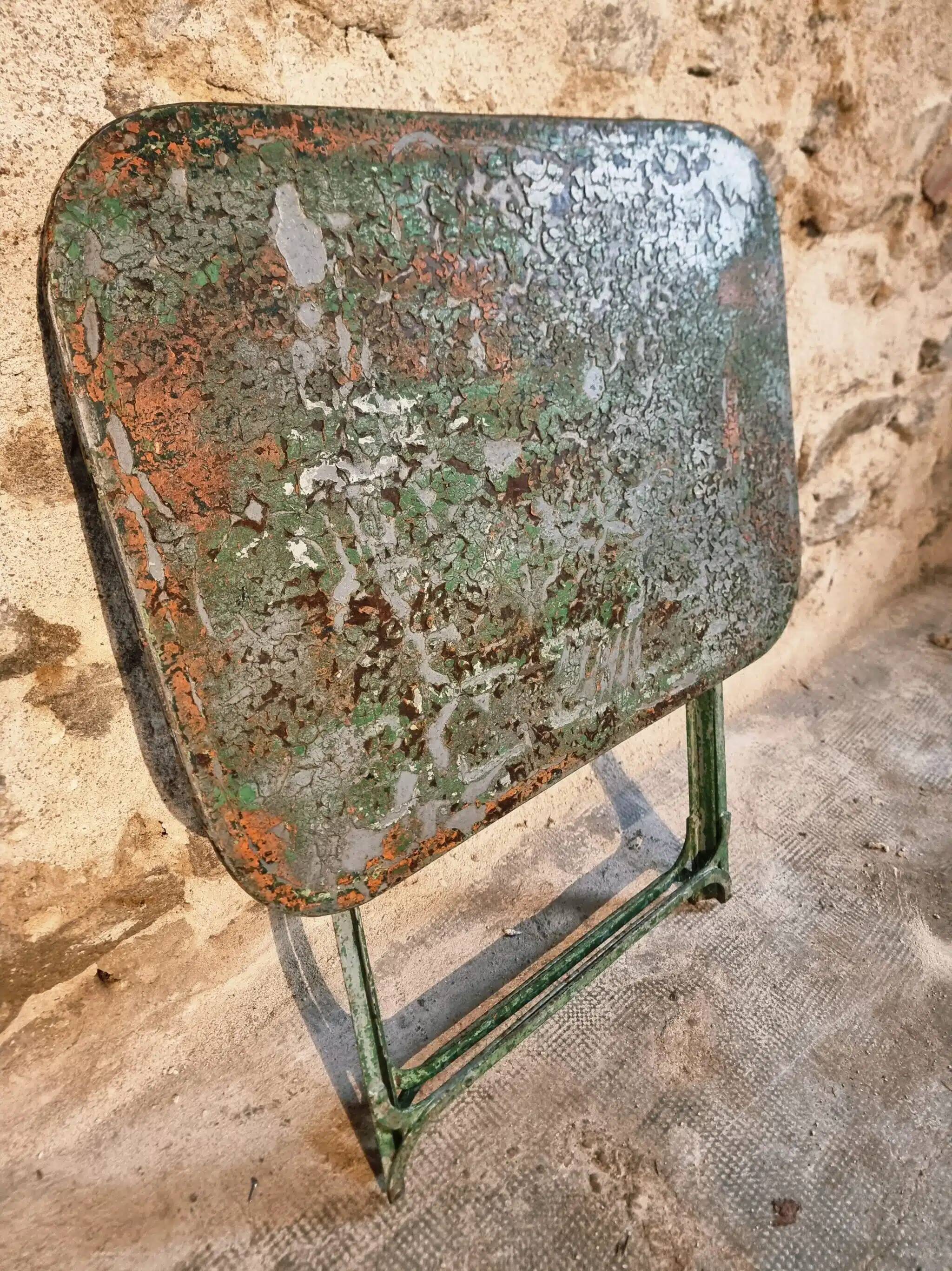 Table bistrot pliante française en fer riveté, années 1920