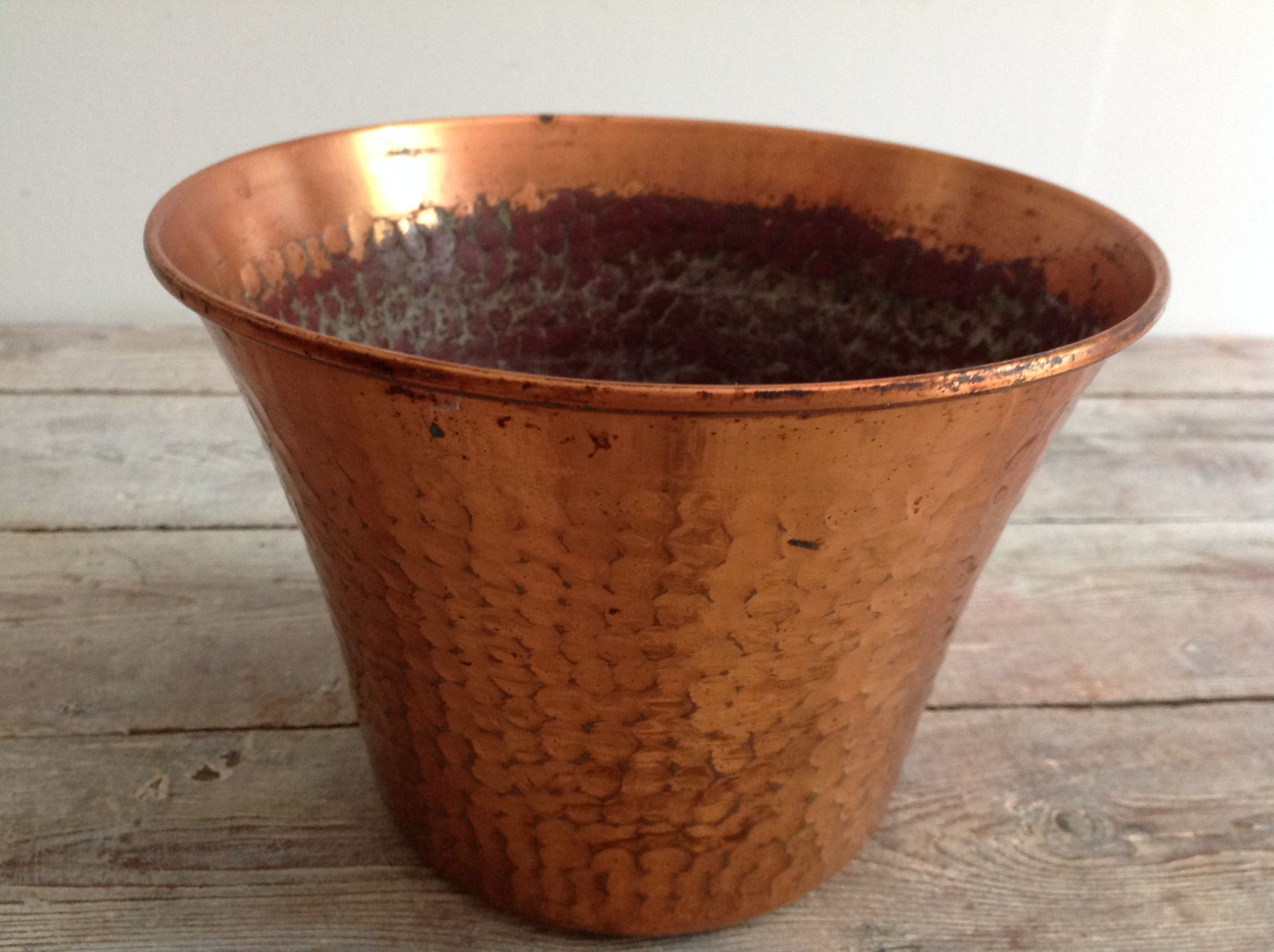 Cache hammered copper pot