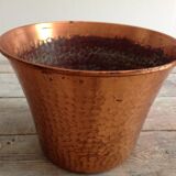 Cache hammered copper pot