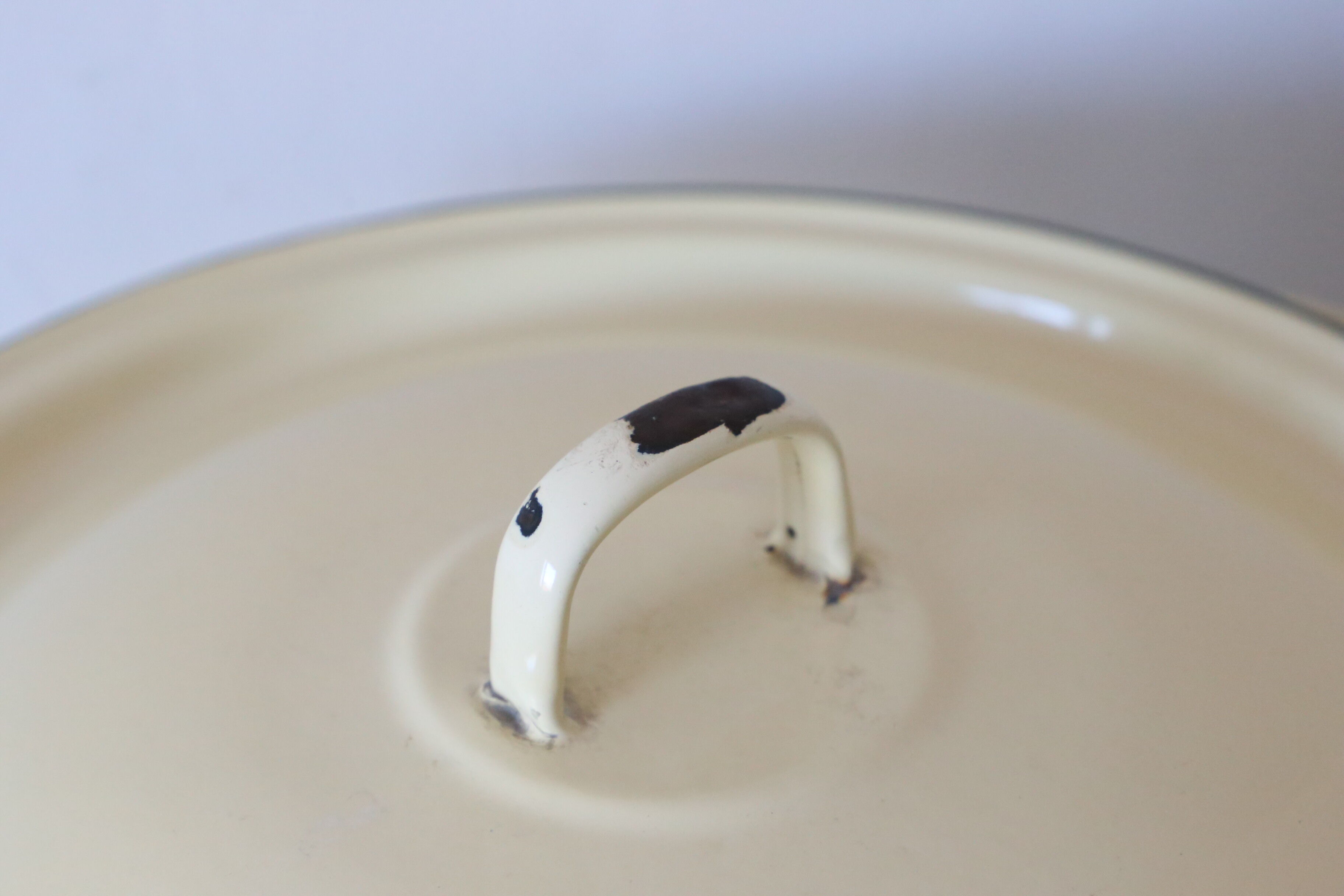 Enamelled metal marmite, pale yellow, vintage