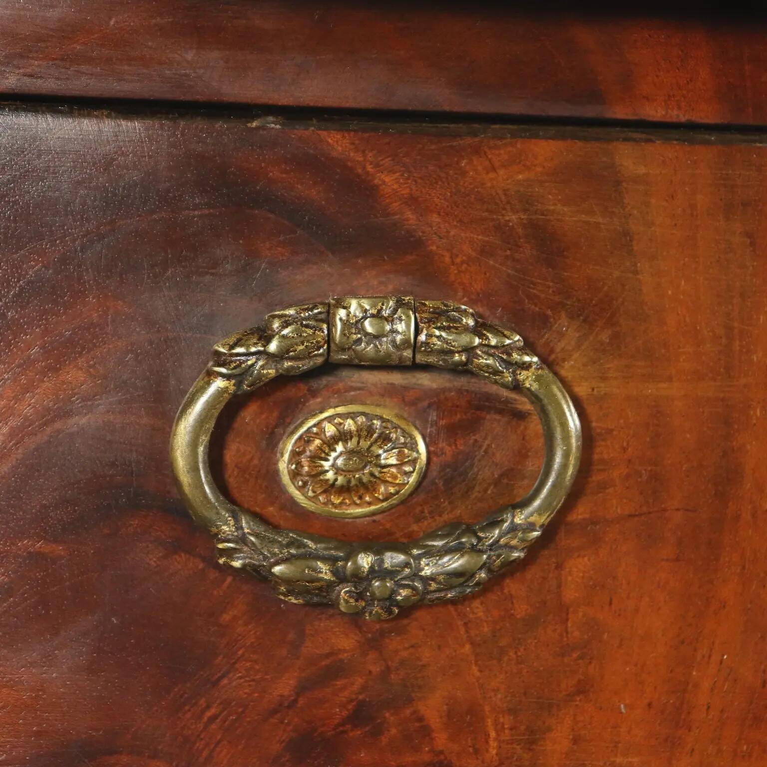 Buffet anglais George III en acajou, érable, ébène et bronze doré, vers 1790