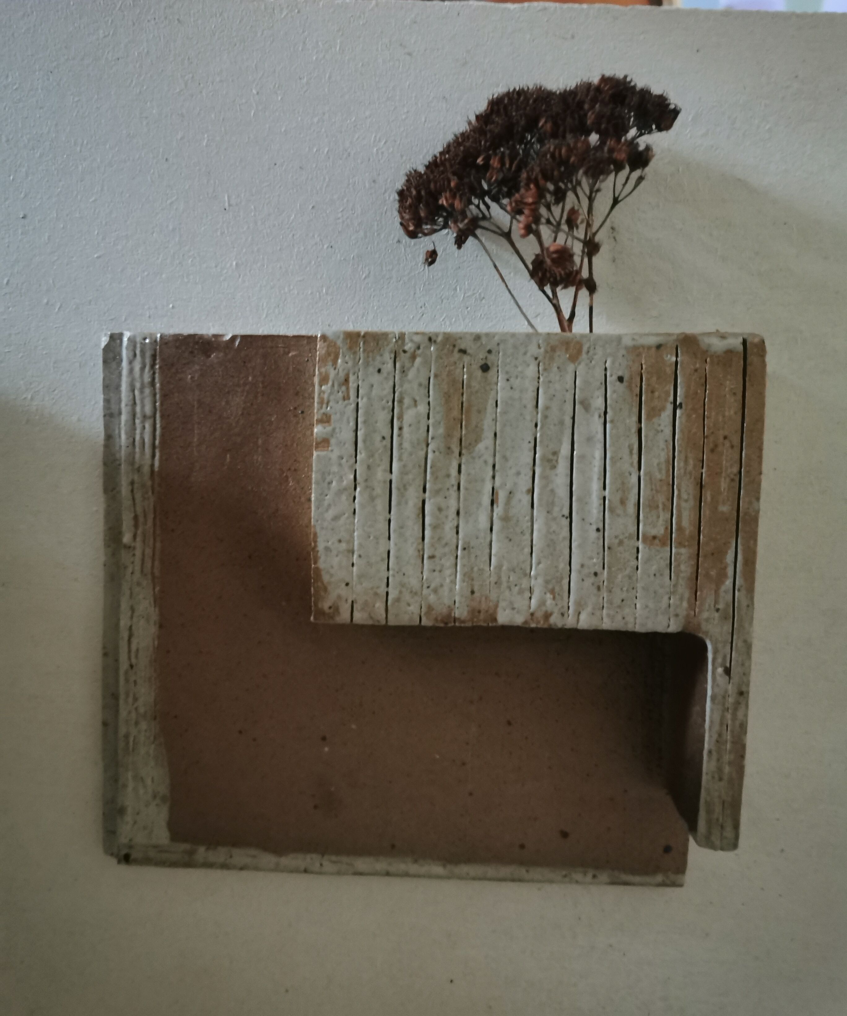 Vase wall architecture