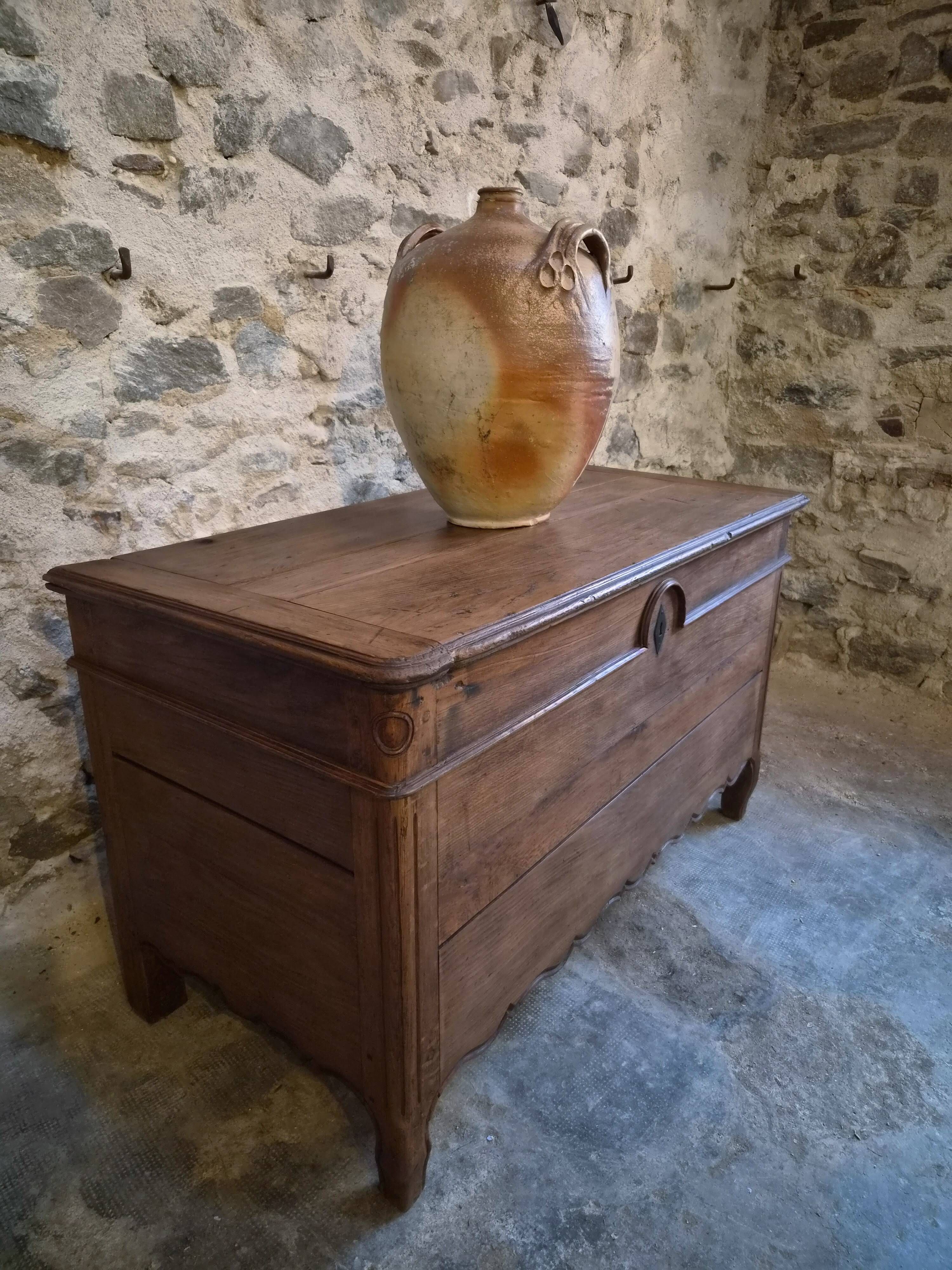 Antique marriage chest in oak / blanket chest – 18th century, Auvergne, France